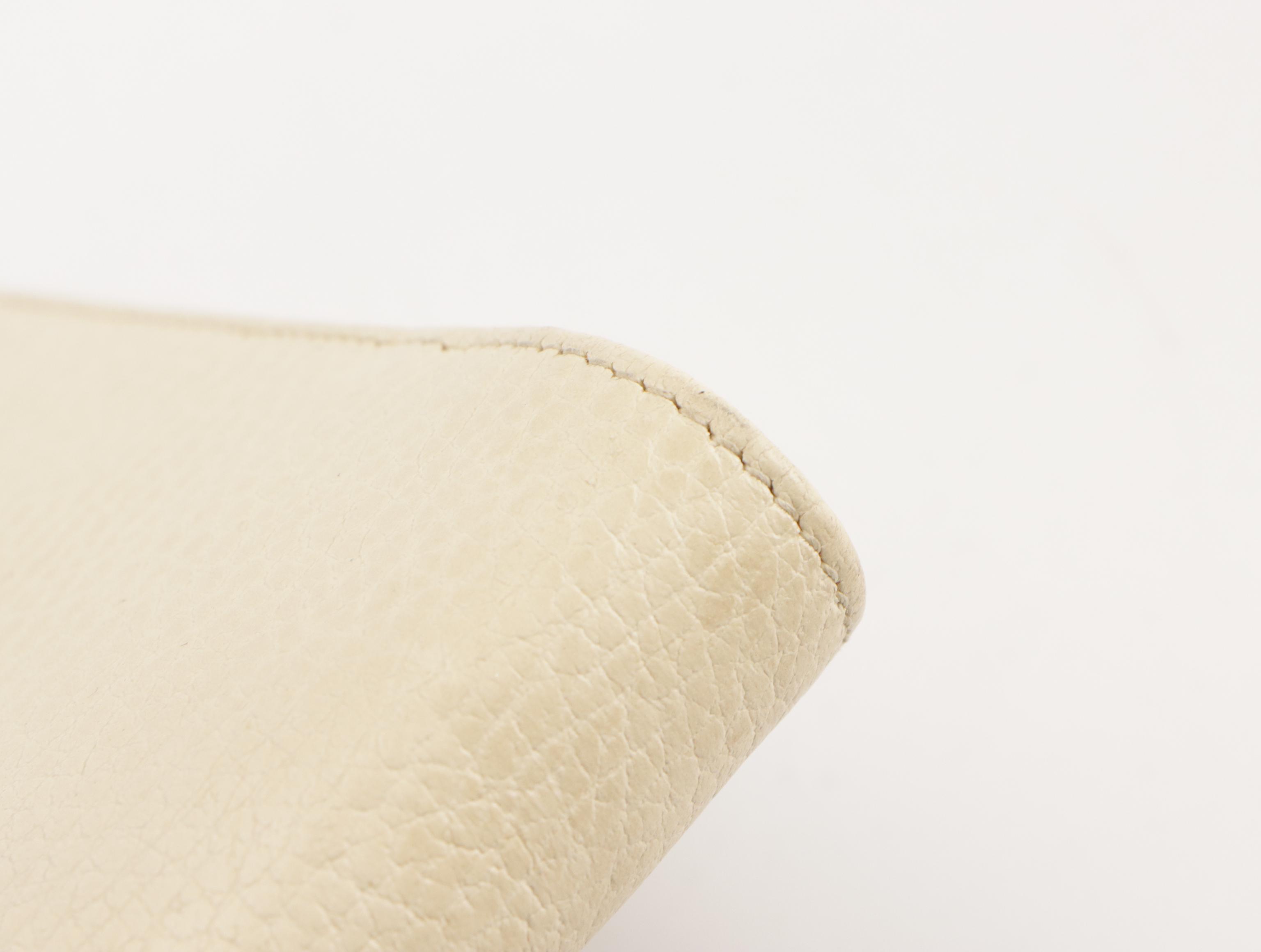 Gucci Interlocking G Wallet on Chain Crossbody Bag in White Grained Leather