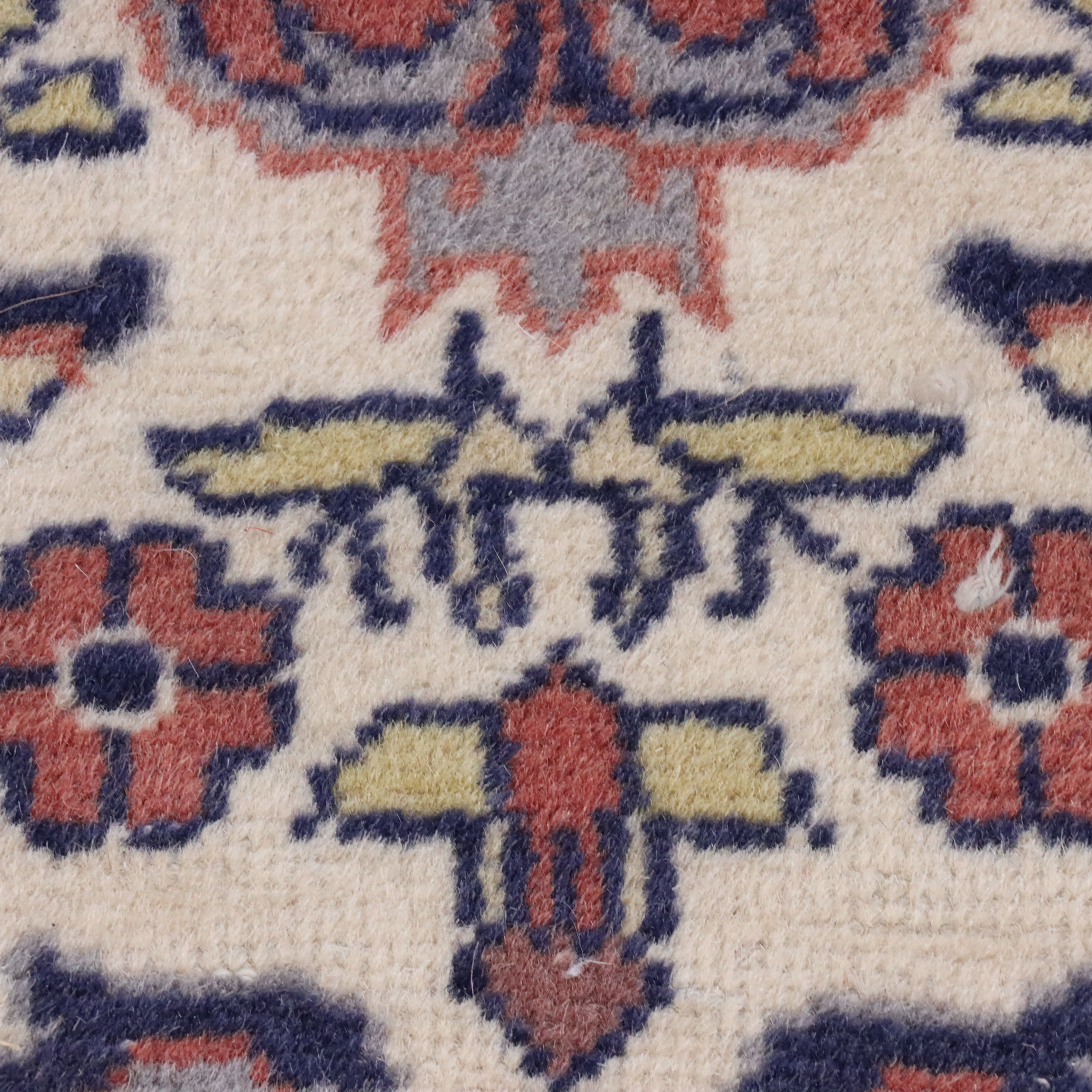 2'7 x 4'5 Hand-Knotted Persian Isfahan Accent Rug