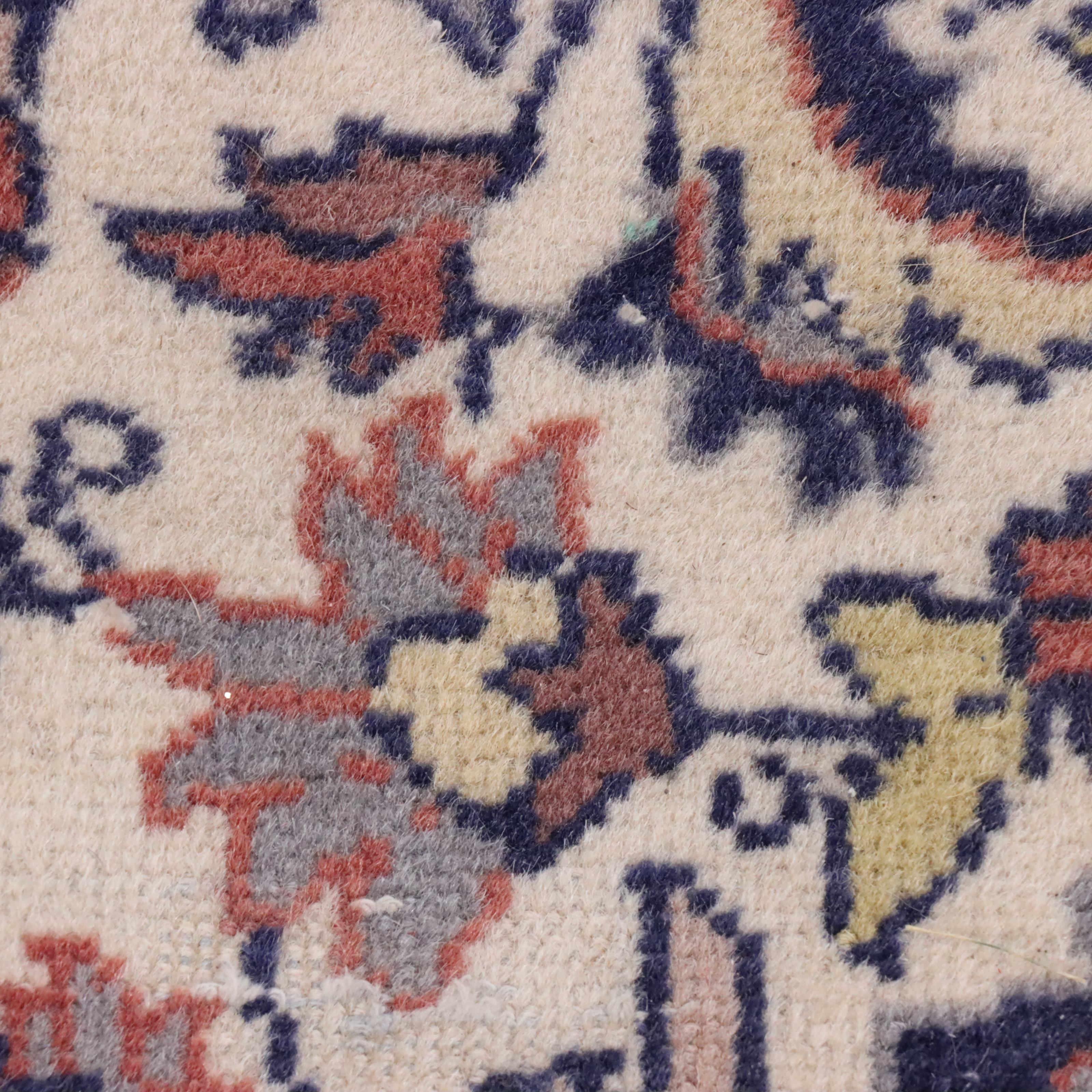 2'7 x 4'5 Hand-Knotted Persian Isfahan Accent Rug