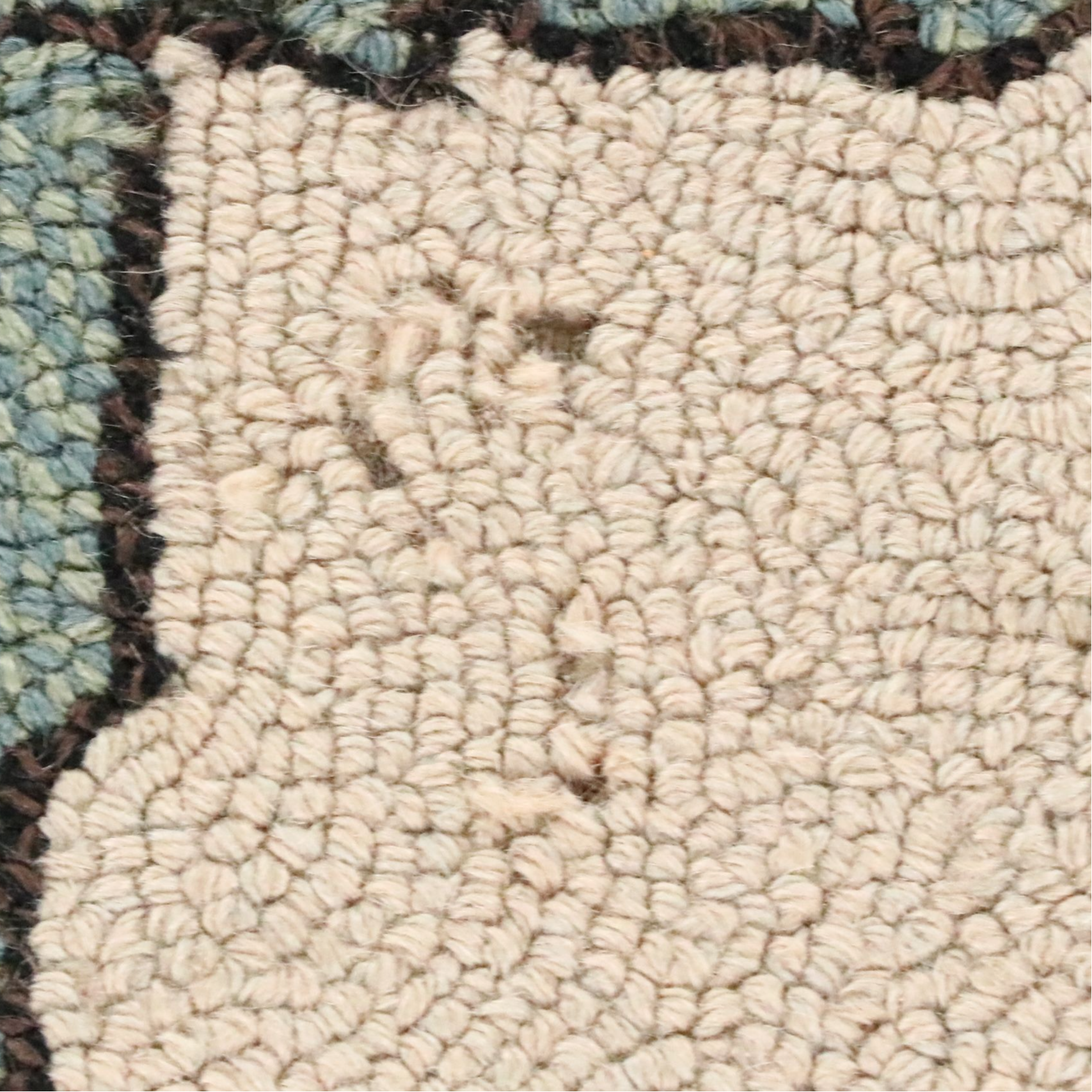 4' x 6' Hand-Tufted Rose and Thorns Area Rug