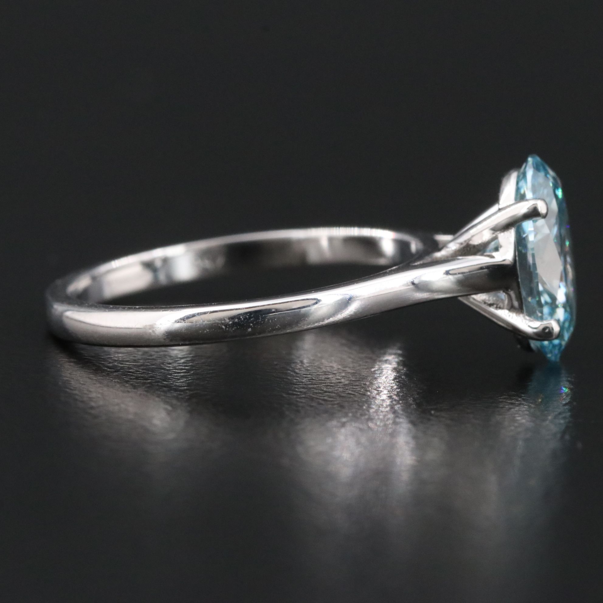 18K 2.02 CT Fancy Vivid Blue Lab Grown Diamond Ring with IGI Report