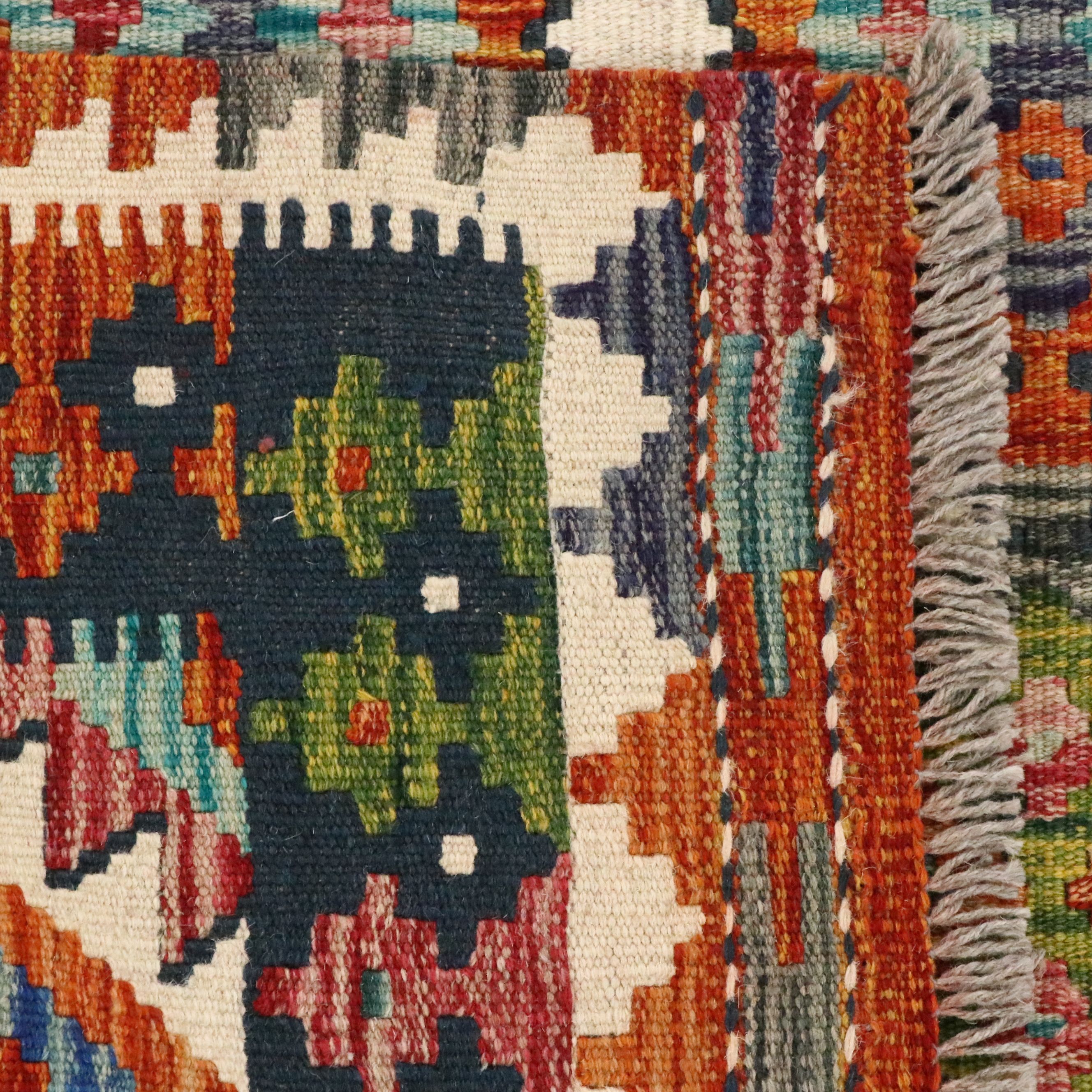 4'9 x 6'8 Handwoven Pakistani Kilim Area Rug