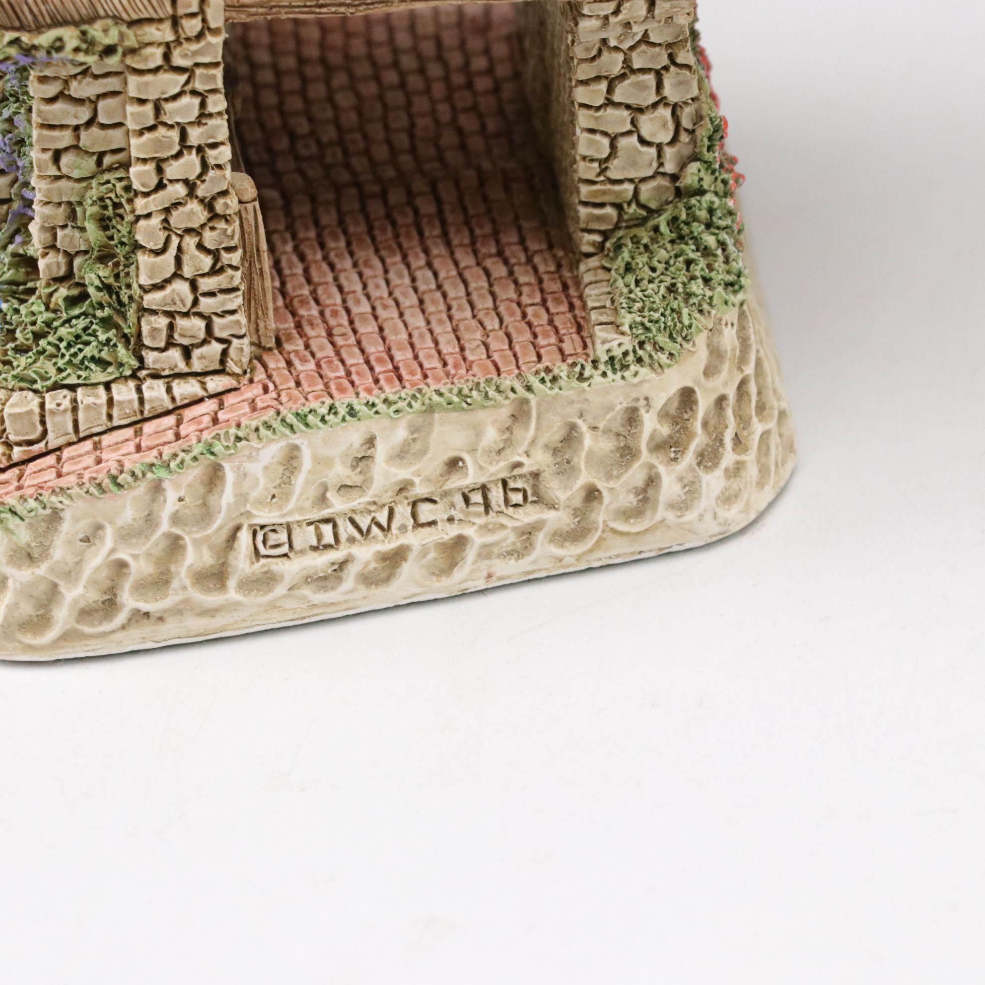 Collection of Five David Winter Cottages Including 1997 "Sextons" & "Mistletoe"