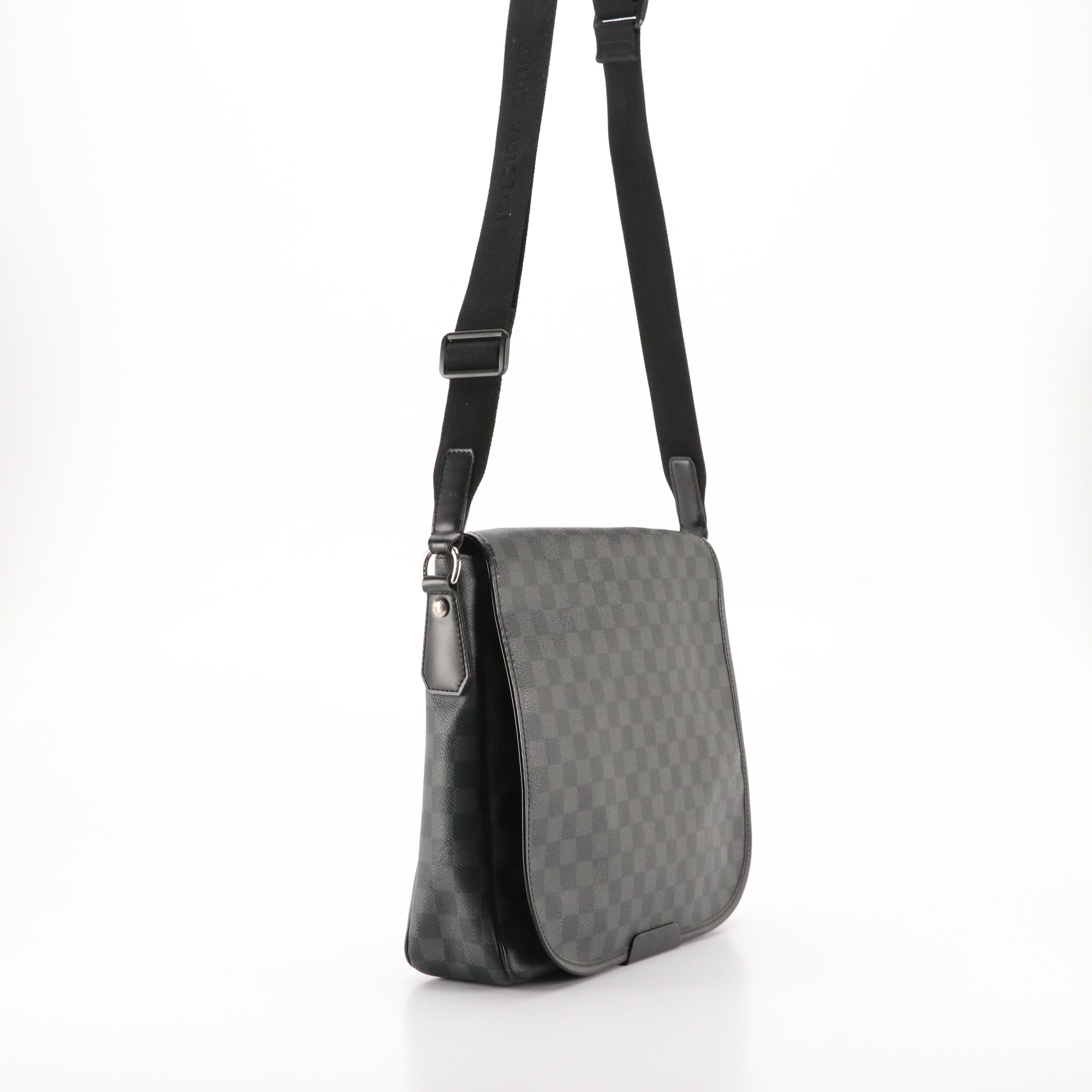 Louis Vuitton Daniel MM Crossbody Messenger Bag in Damier Graphite Canvas