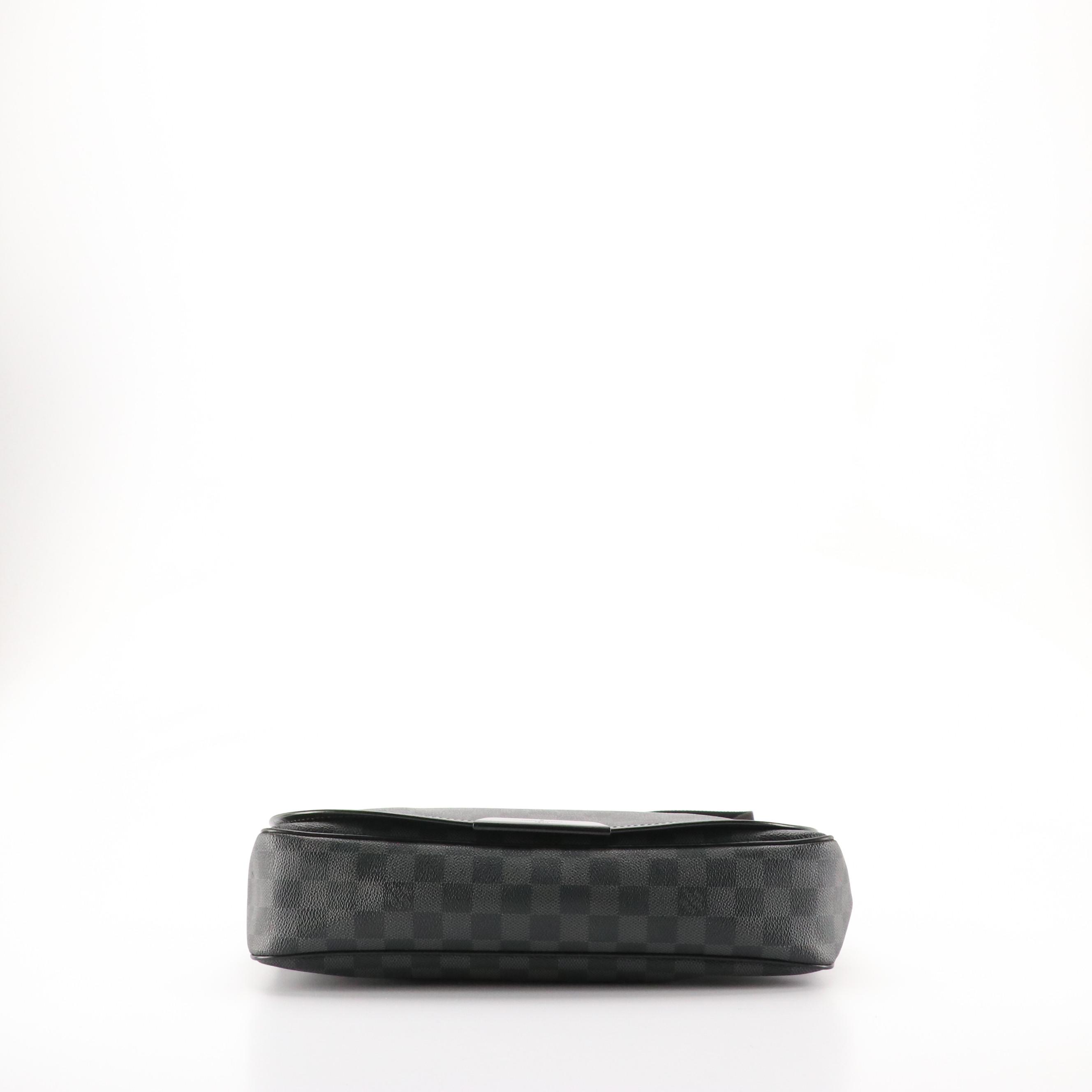 Louis Vuitton Daniel MM Crossbody Messenger Bag in Damier Graphite Canvas