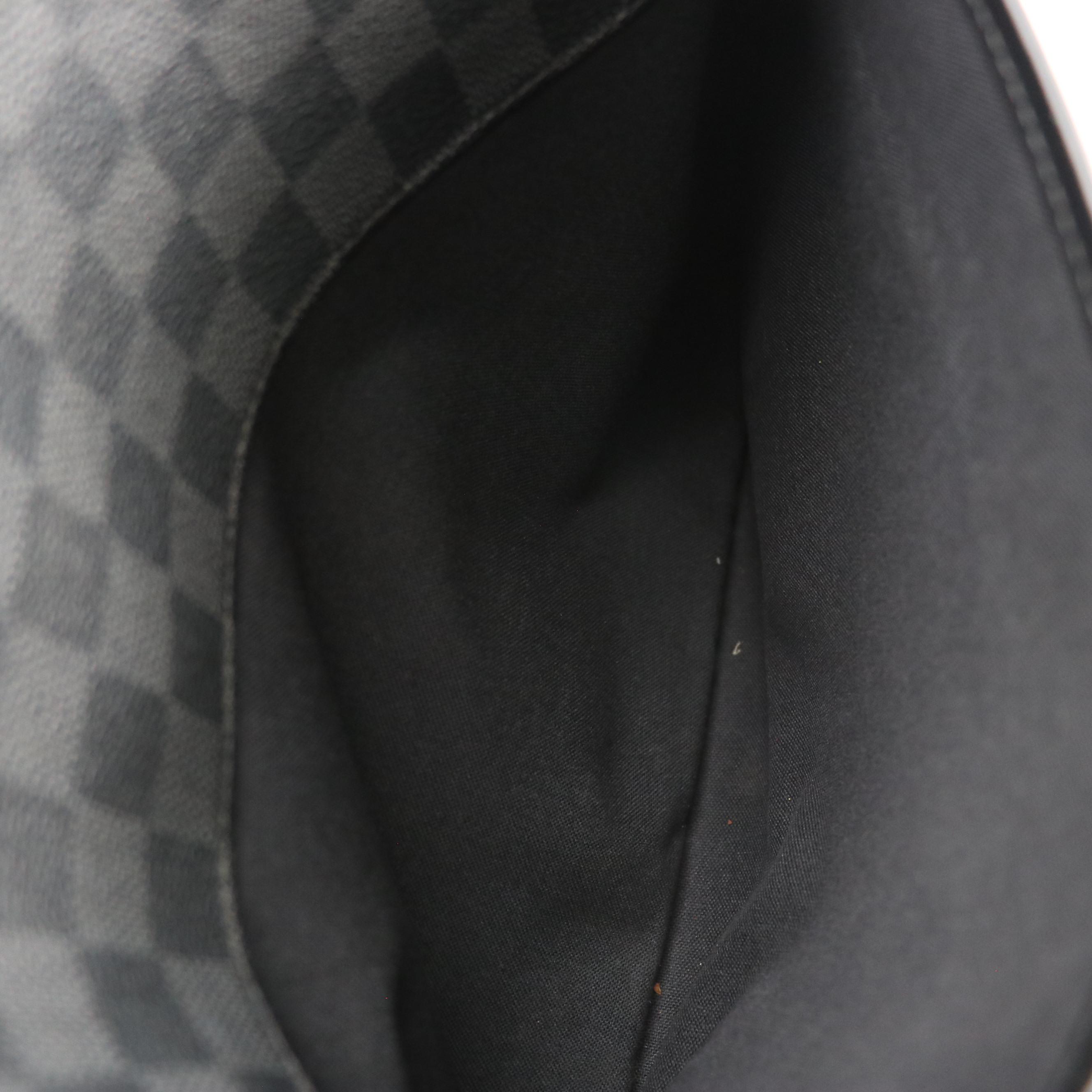 Louis Vuitton Daniel MM Crossbody Messenger Bag in Damier Graphite Canvas