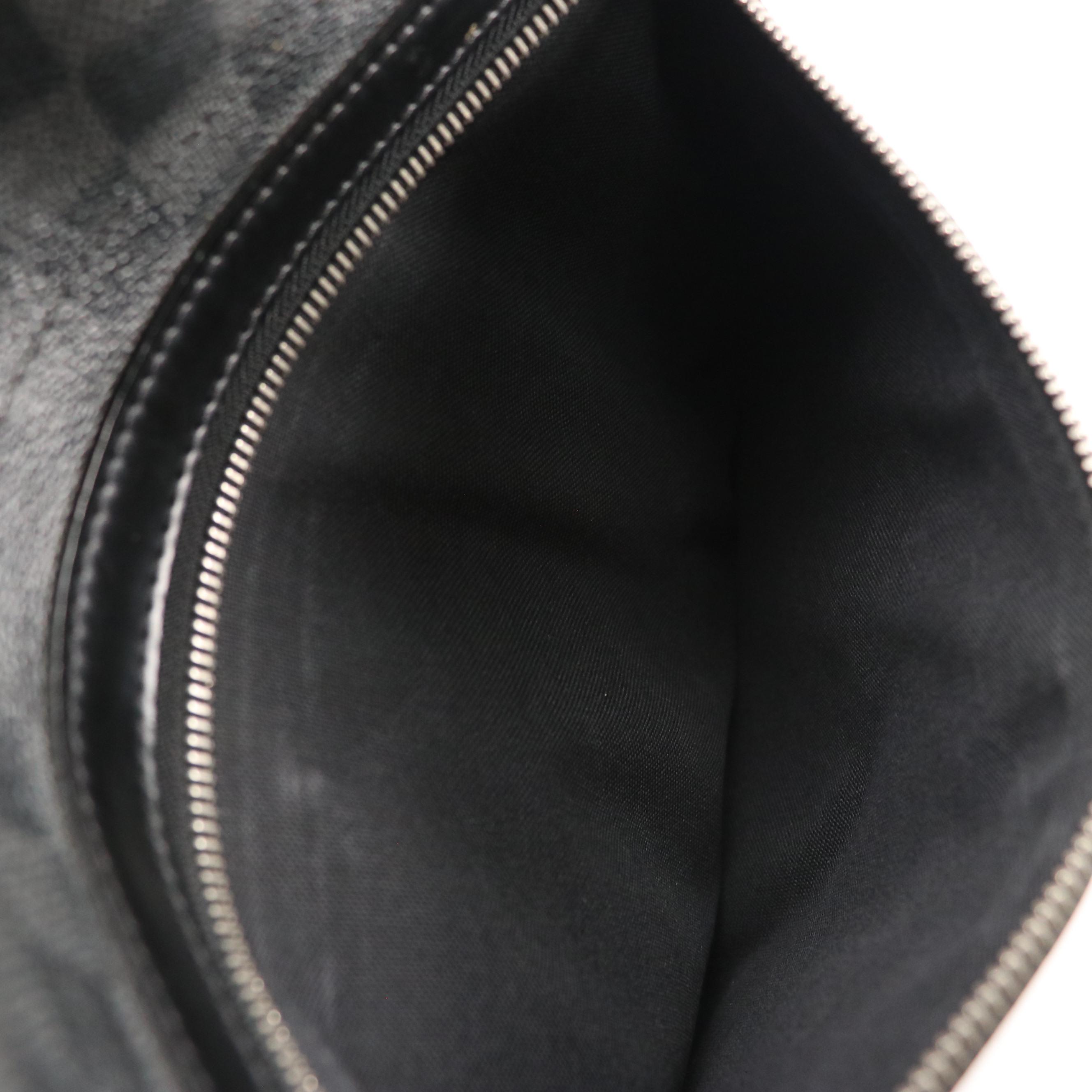 Louis Vuitton Daniel MM Crossbody Messenger Bag in Damier Graphite Canvas