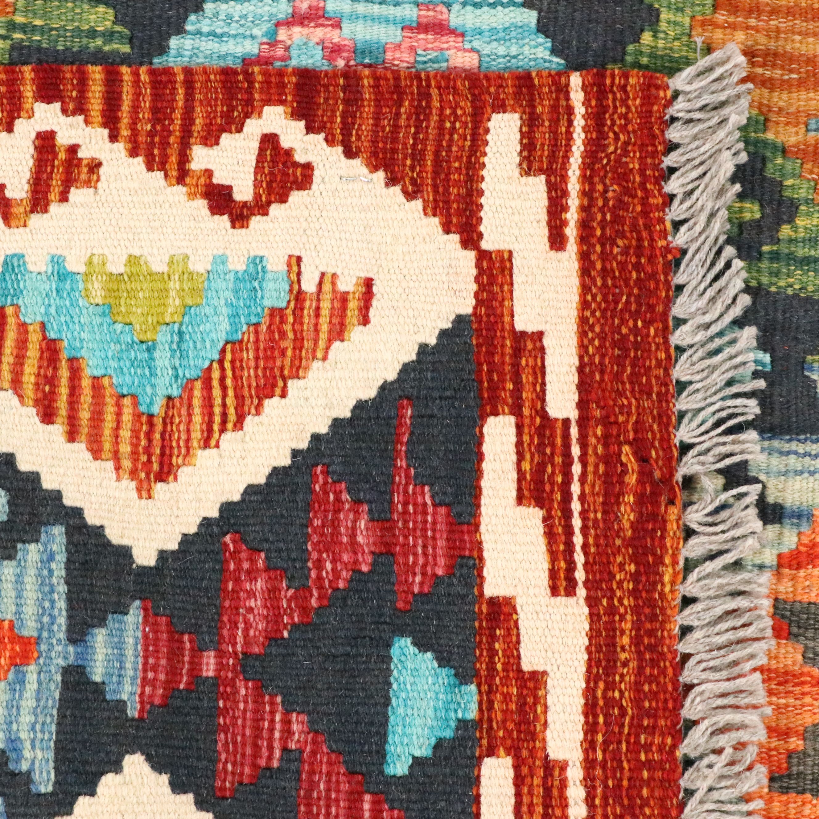 2'8 x 9'5 Handwoven Pakistani Kilim Carpet Runner