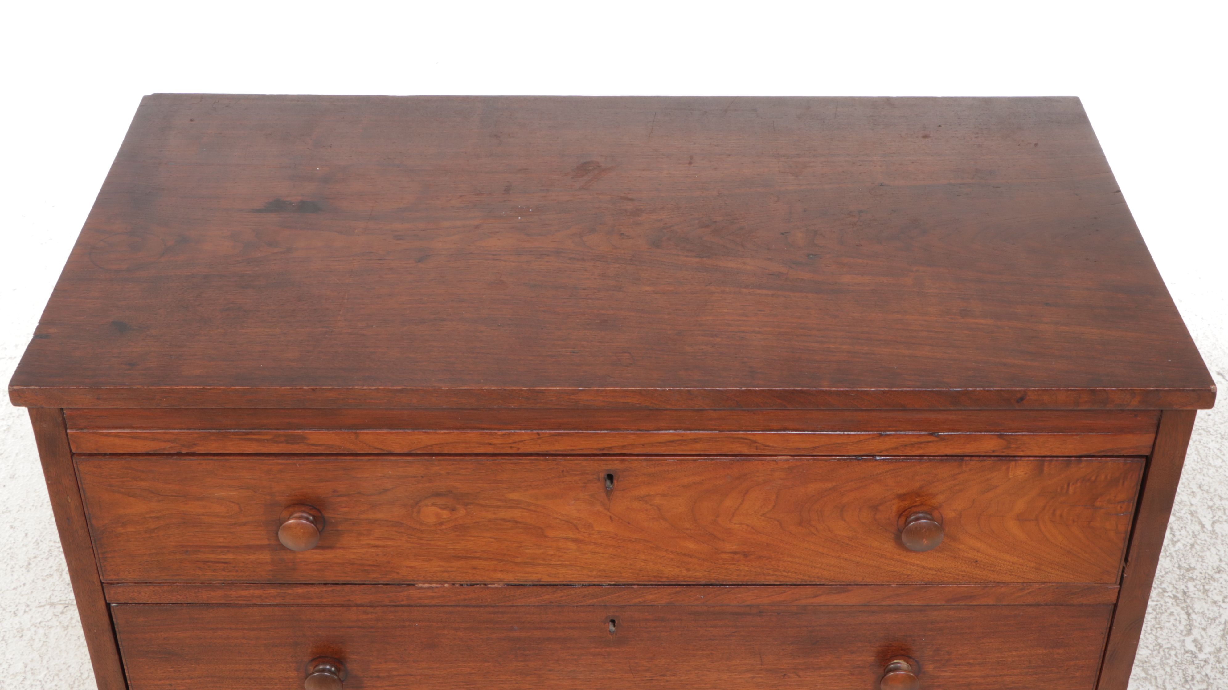 Federal Style Walnut Chest of Drawers, Early 19th Century