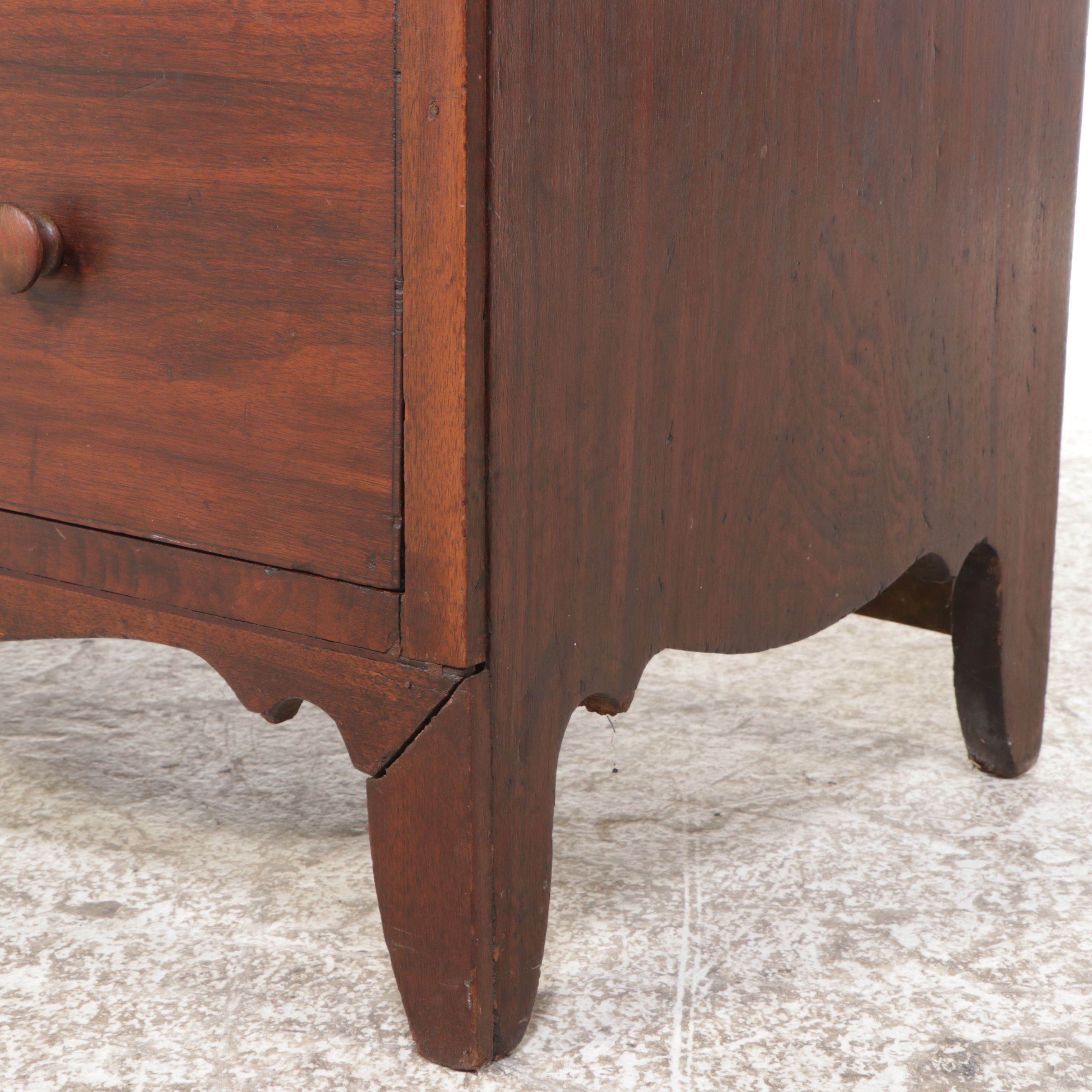 Federal Style Walnut Chest of Drawers, Early 19th Century