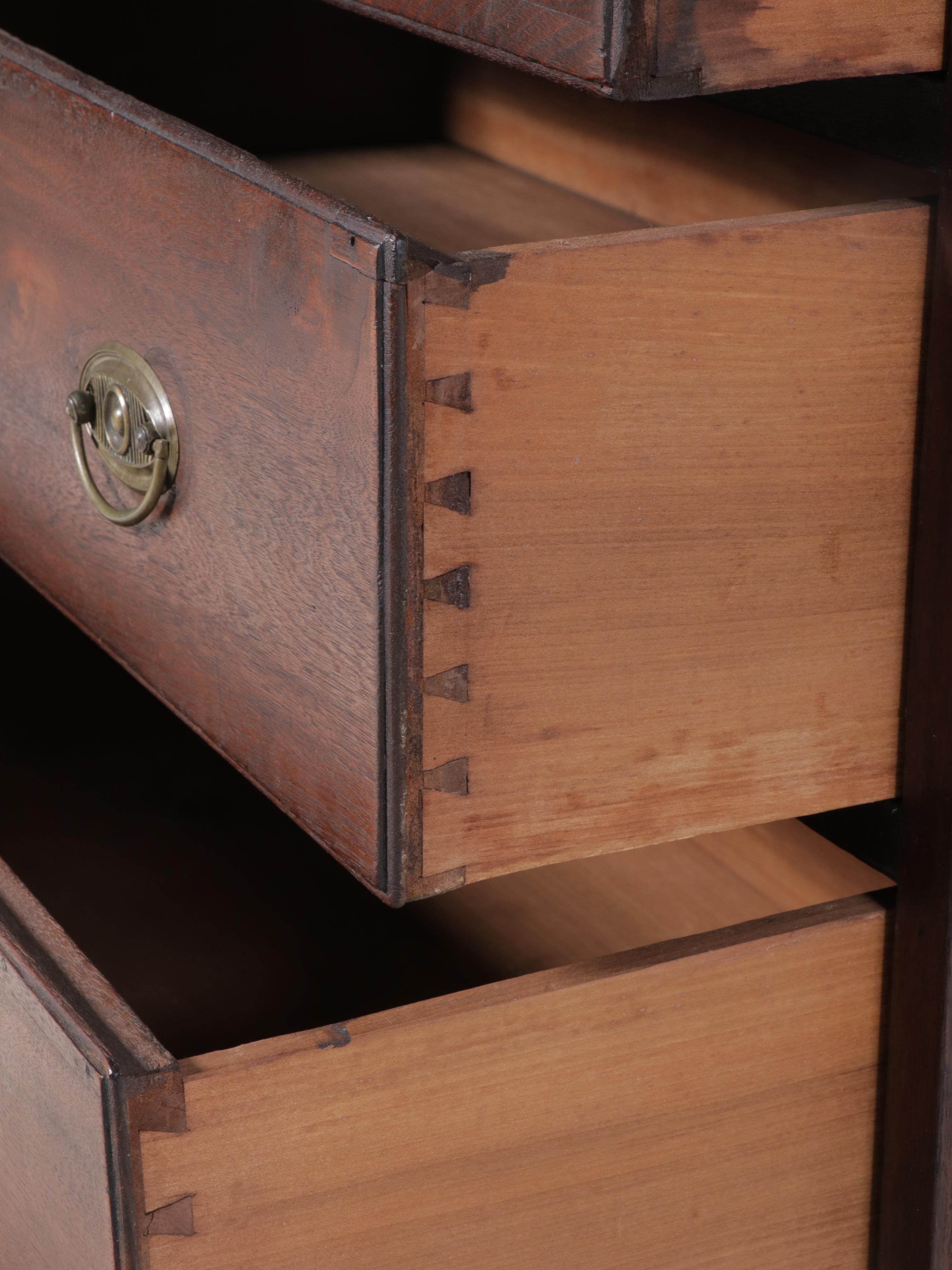 Walnut Hepplewhite Chest of Drawers, Early 19th Cetury