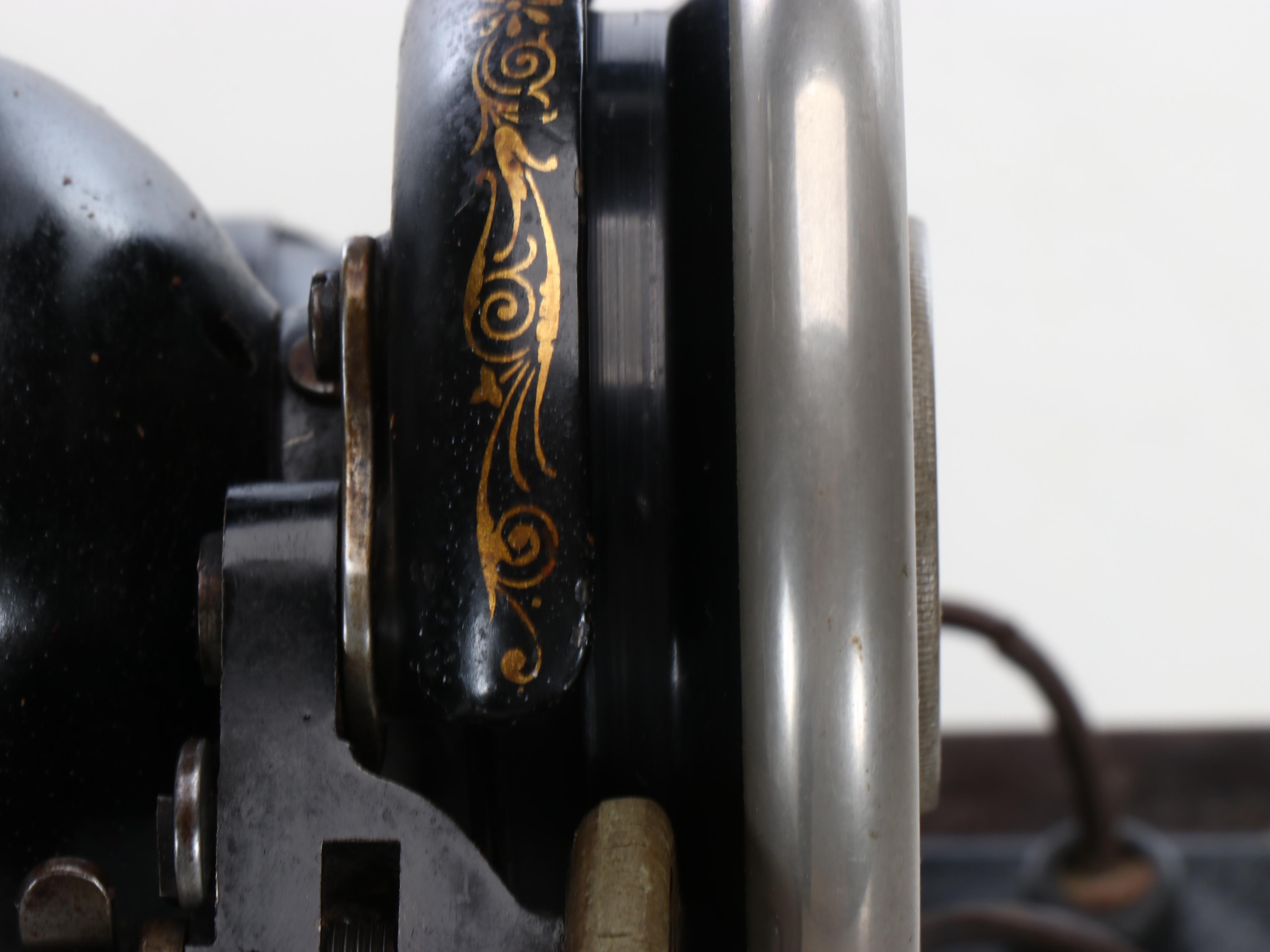 Singer Sewing Machine with Wooden Case, Early 20th Century