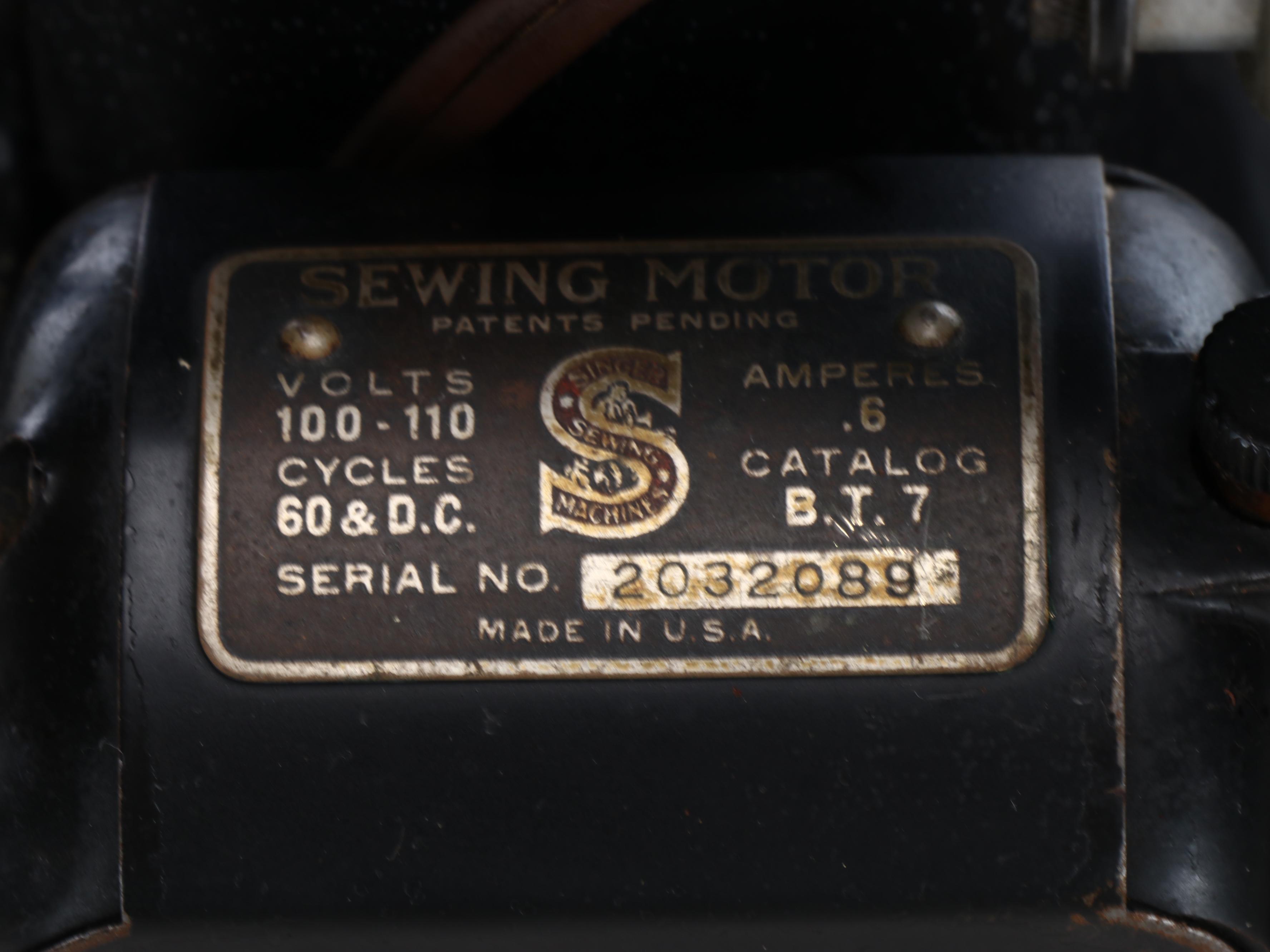 Singer Sewing Machine with Wooden Case, Early 20th Century