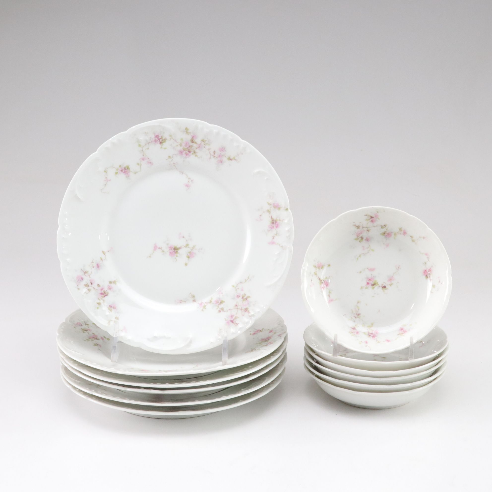 Theodore Haviland Porcelain Dinner Service for Siz