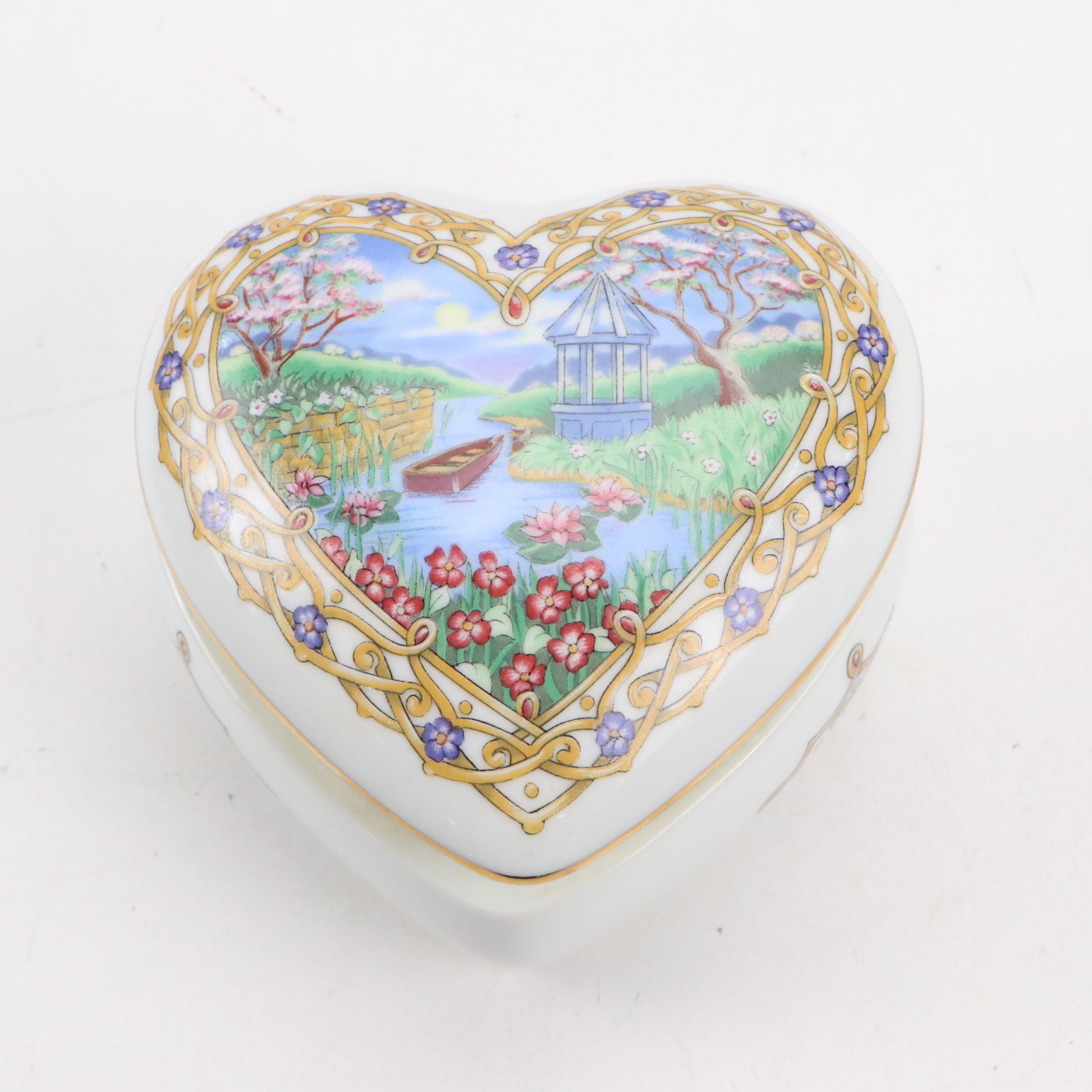 Wedgwood "Icing" Bone China Lidded Dish with Other Teapots and Décor