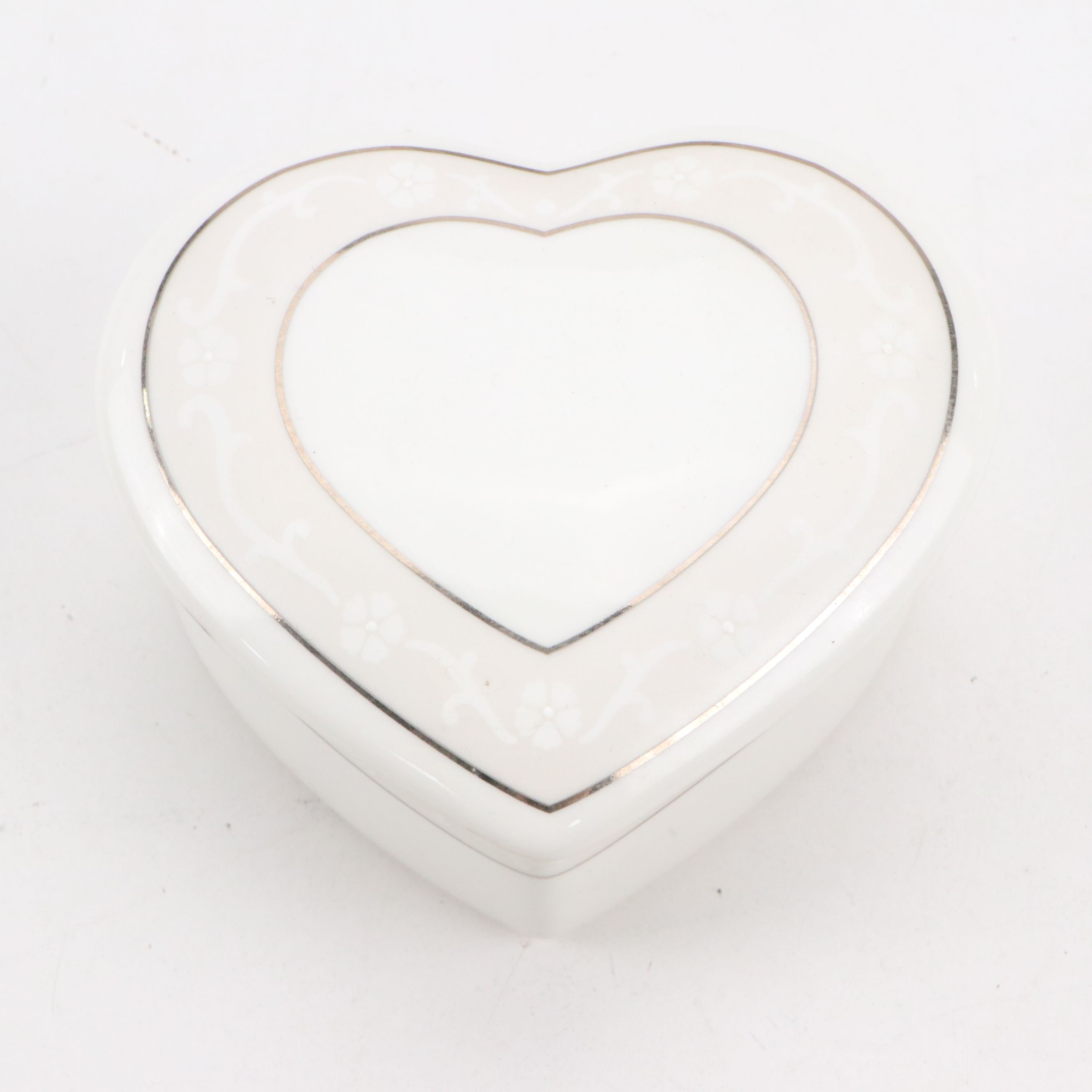 Wedgwood "Icing" Bone China Lidded Dish with Other Teapots and Décor