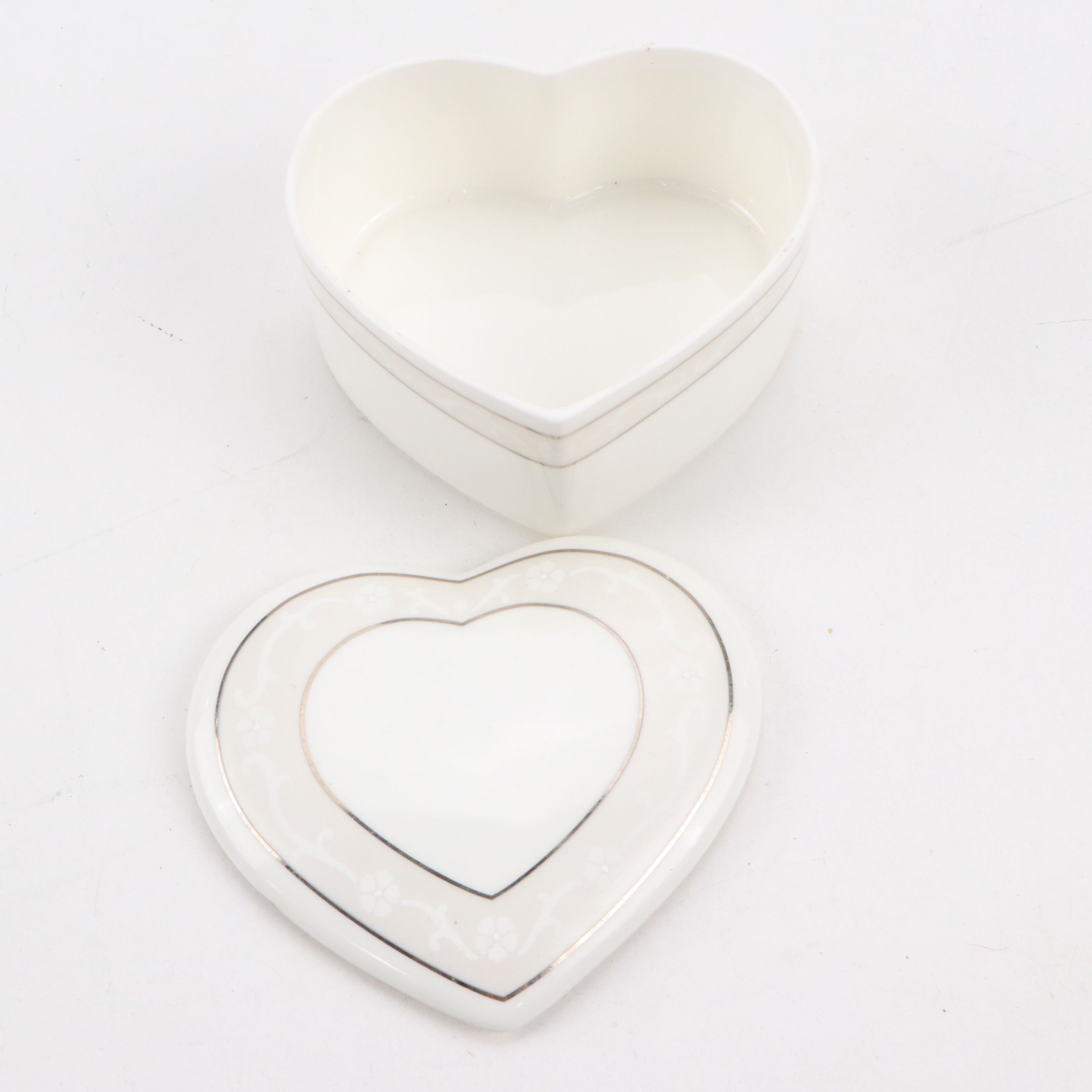 Wedgwood "Icing" Bone China Lidded Dish with Other Teapots and Décor