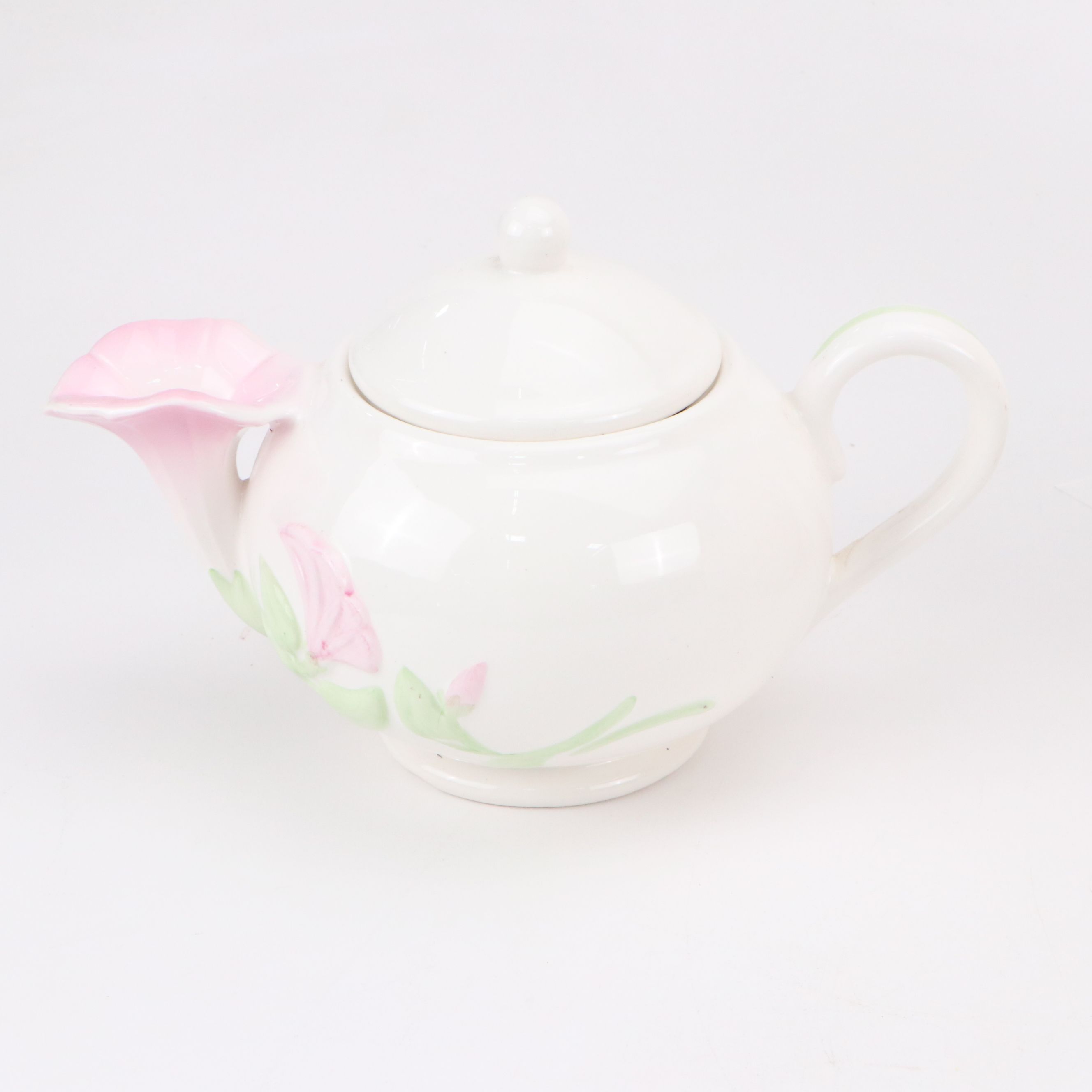 Wedgwood "Icing" Bone China Lidded Dish with Other Teapots and Décor