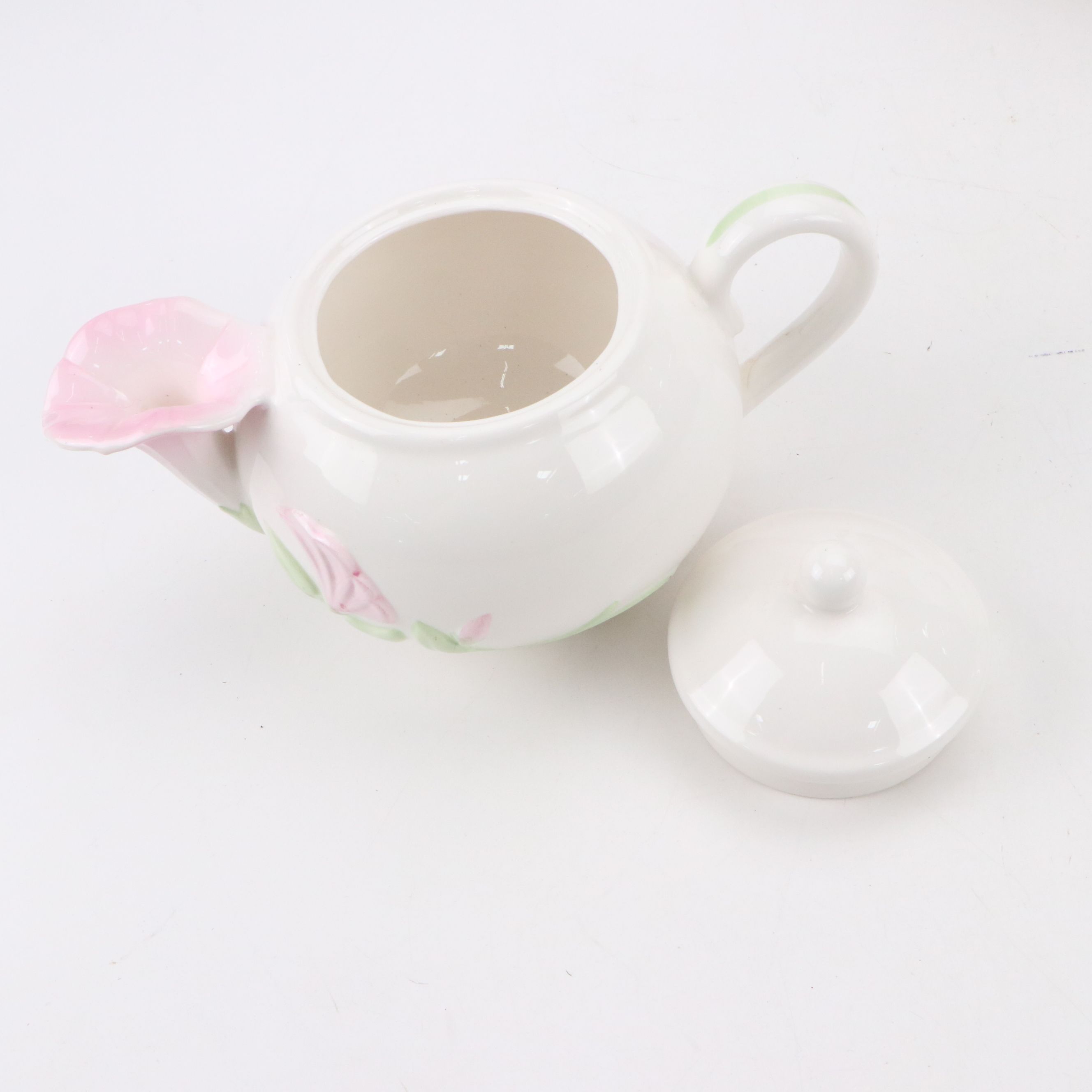 Wedgwood "Icing" Bone China Lidded Dish with Other Teapots and Décor