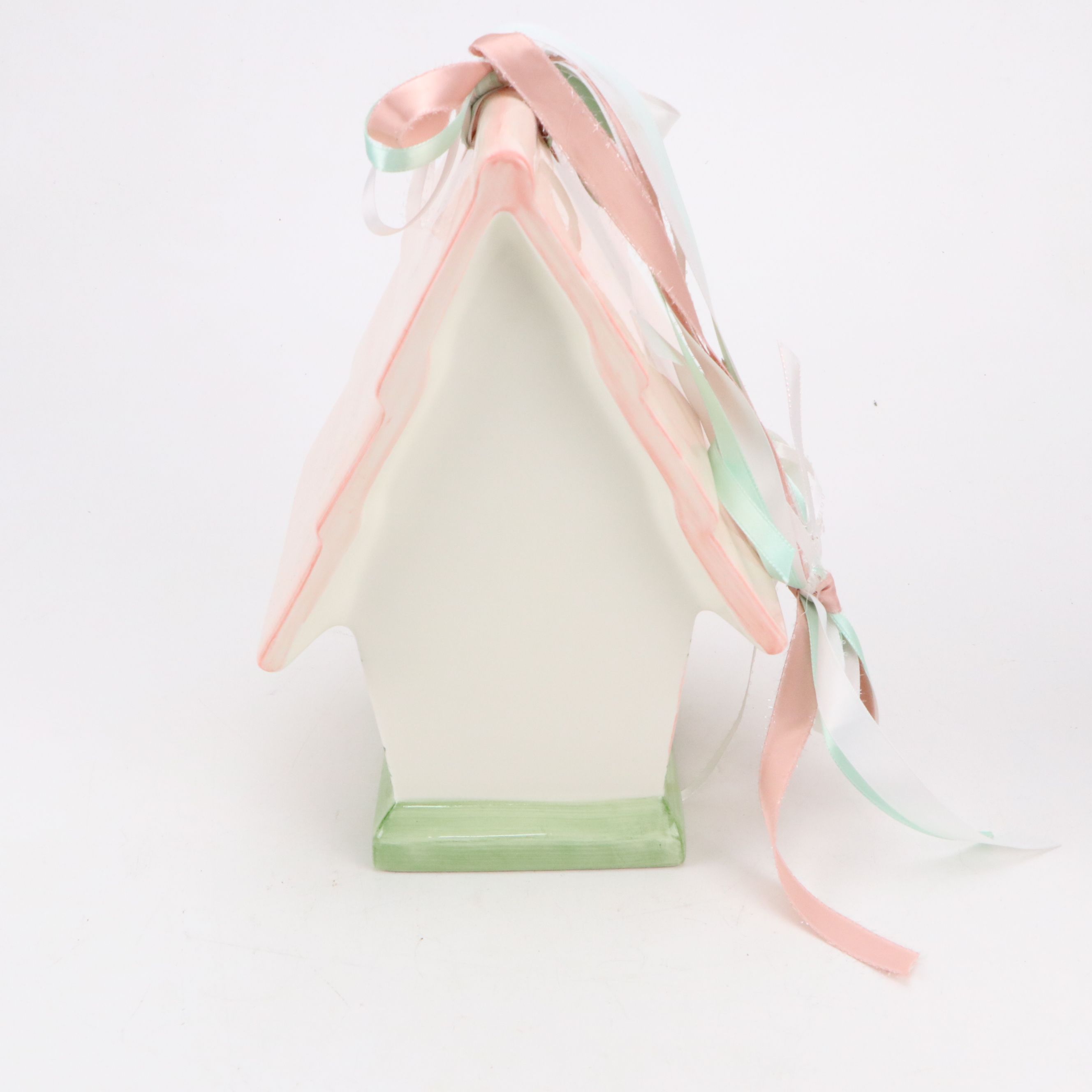 Wedgwood "Icing" Bone China Lidded Dish with Other Teapots and Décor