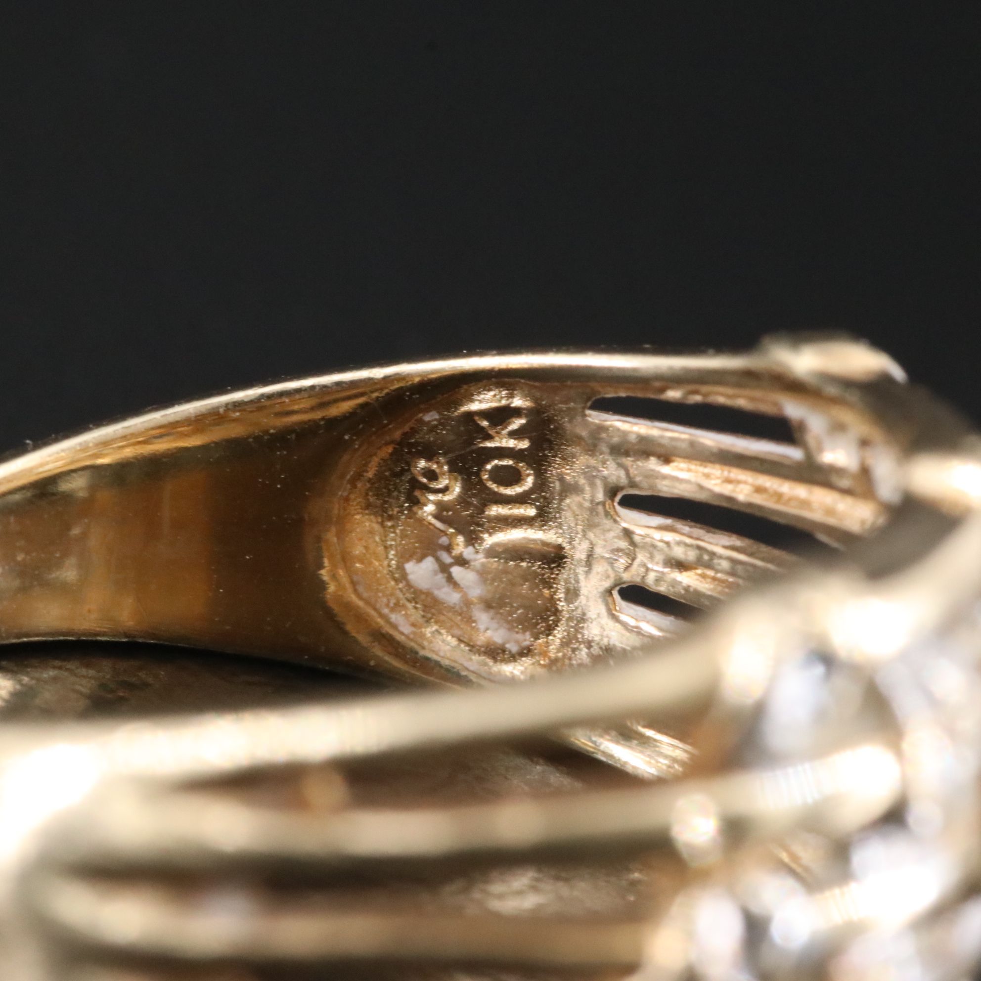 10K Ring with Diamond-Cut Accents