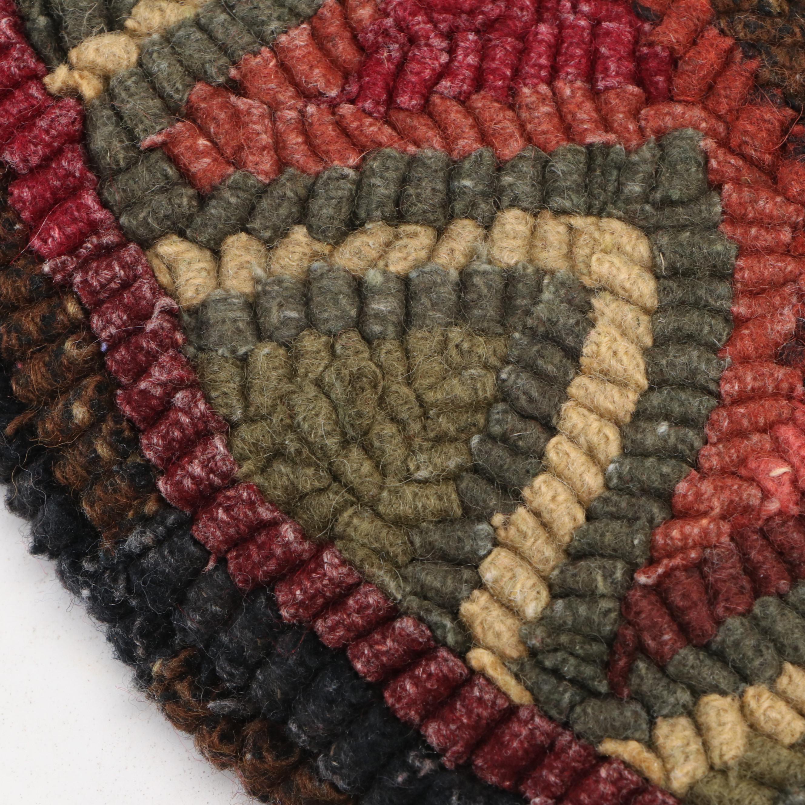 1'4 Round Hand-Hooked Floral Accent Rug