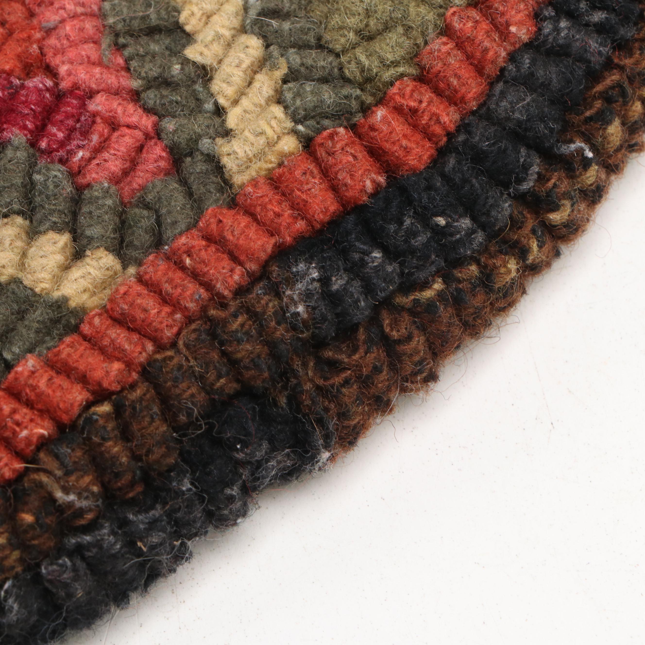 1'4 Round Hand-Hooked Floral Accent Rug