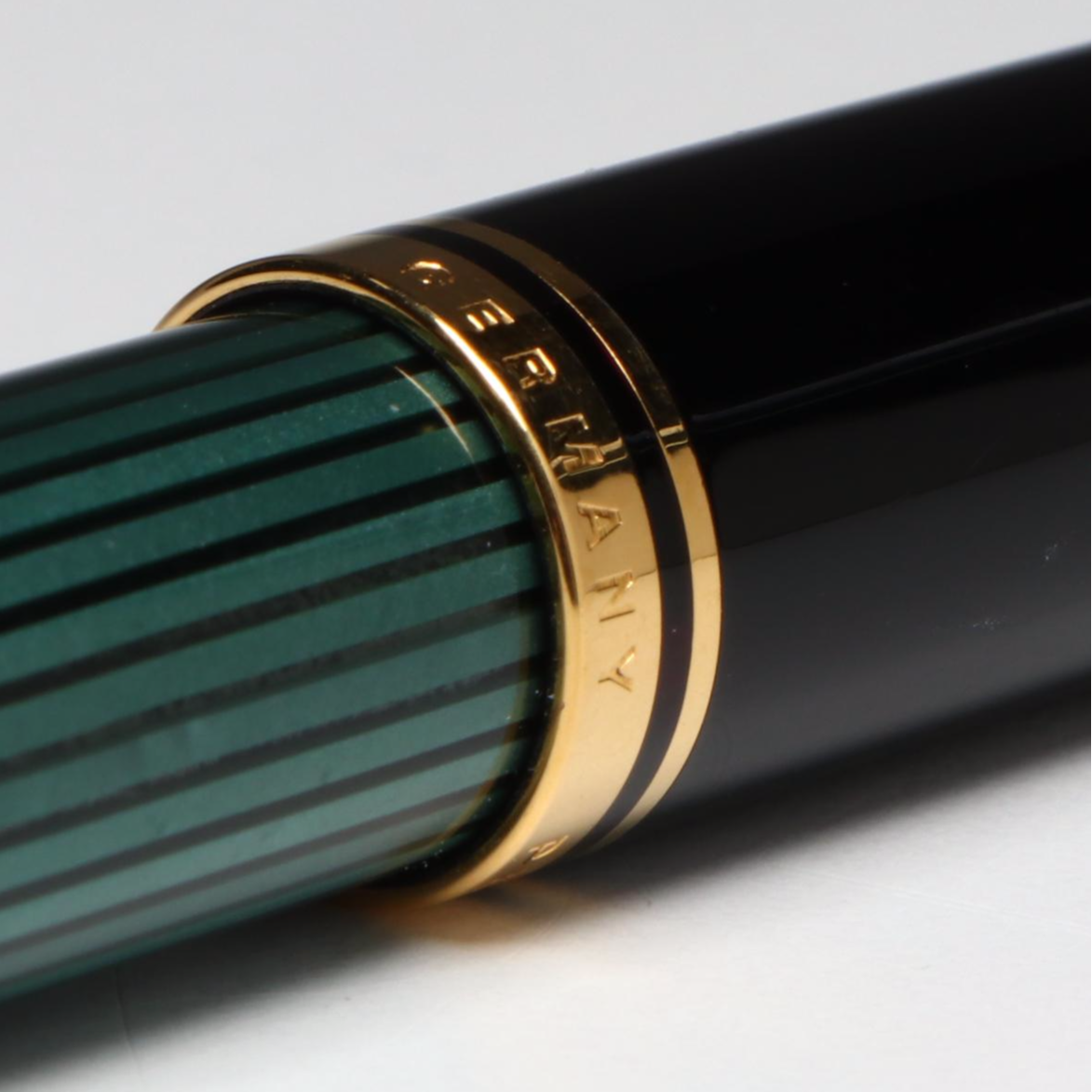 Pelikan Souverän R800 Green and Black Rollerball Pen