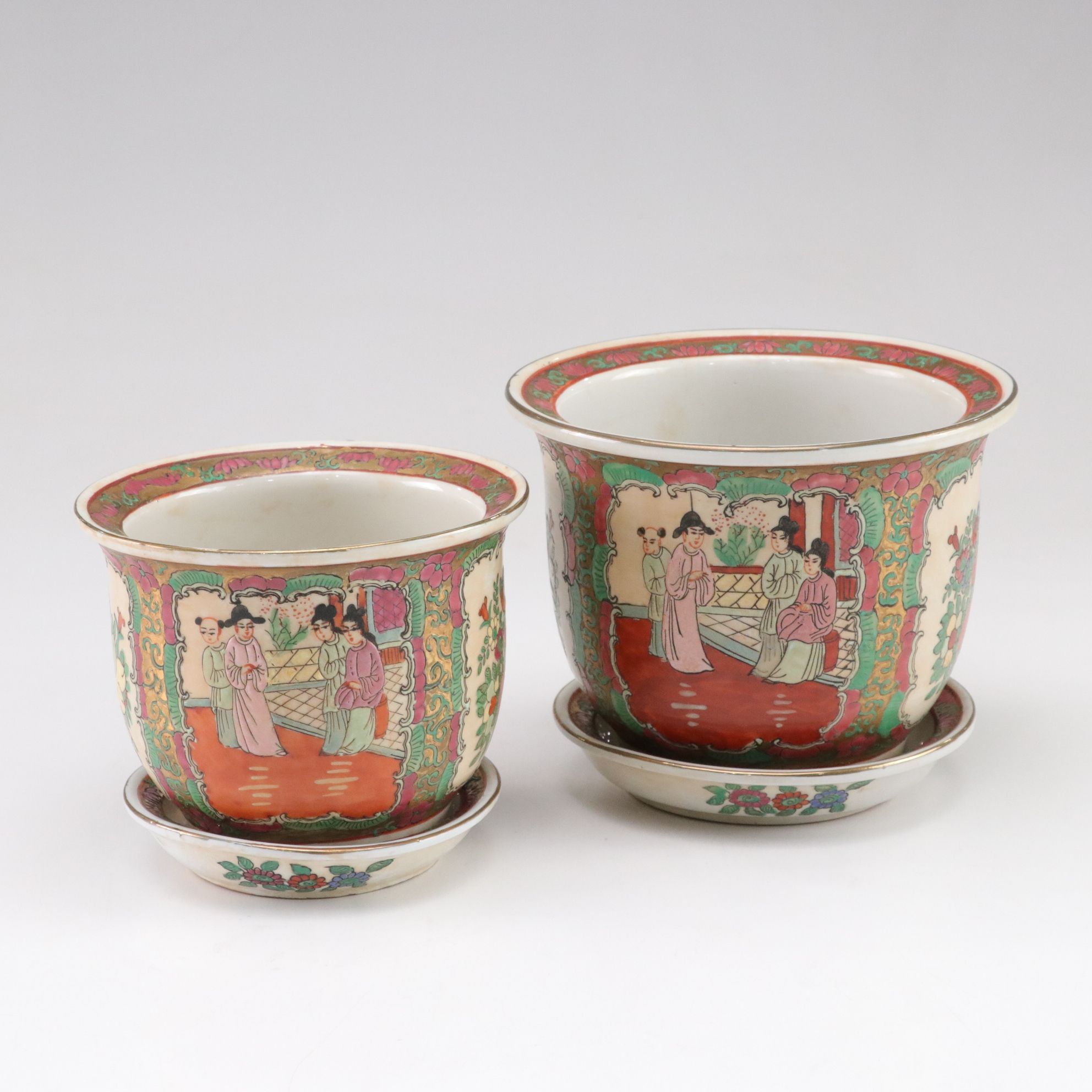 Chinese Rose Medallion Hand-Painted Pair of Cachepot Planters with Underplates