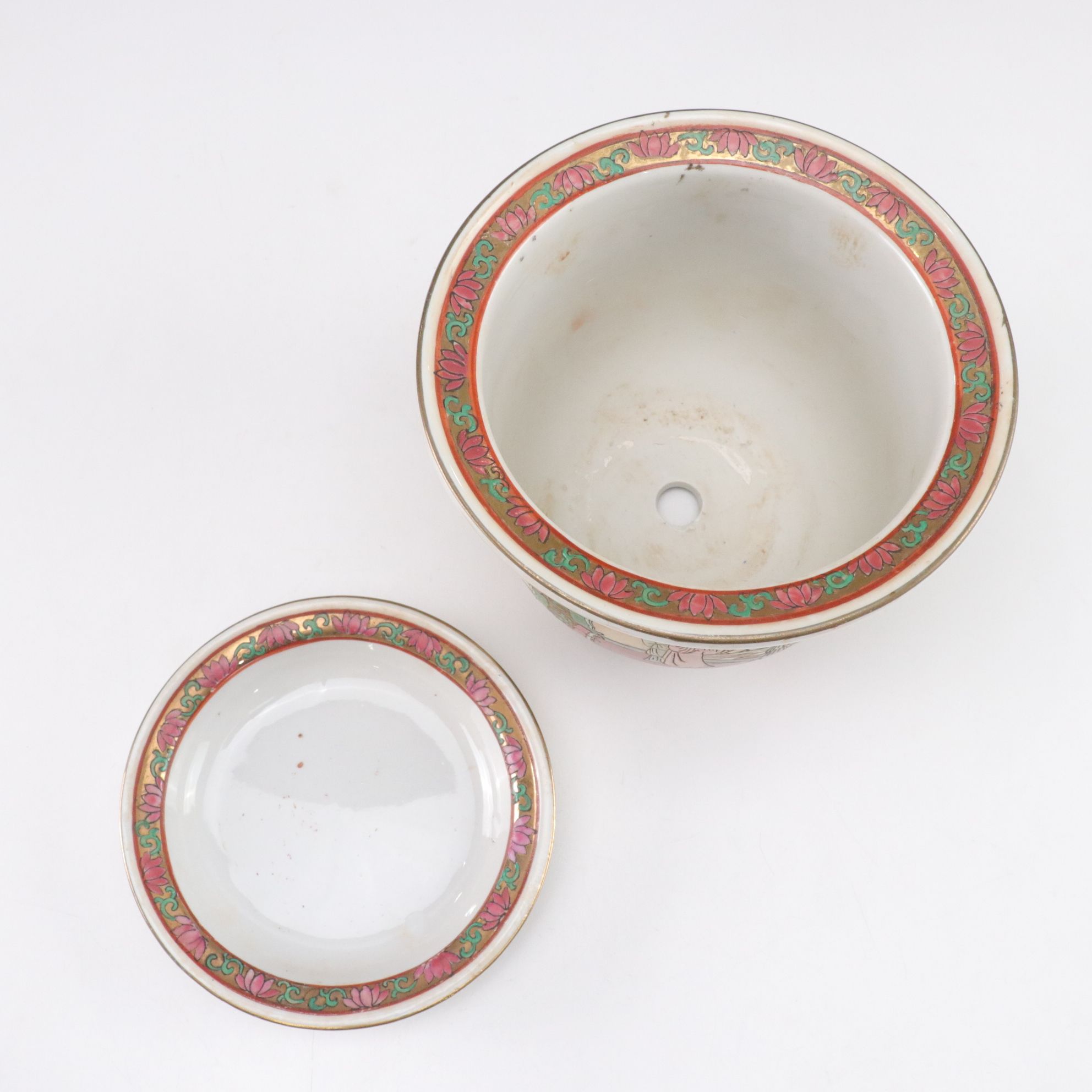 Chinese Rose Medallion Hand-Painted Pair of Cachepot Planters with Underplates