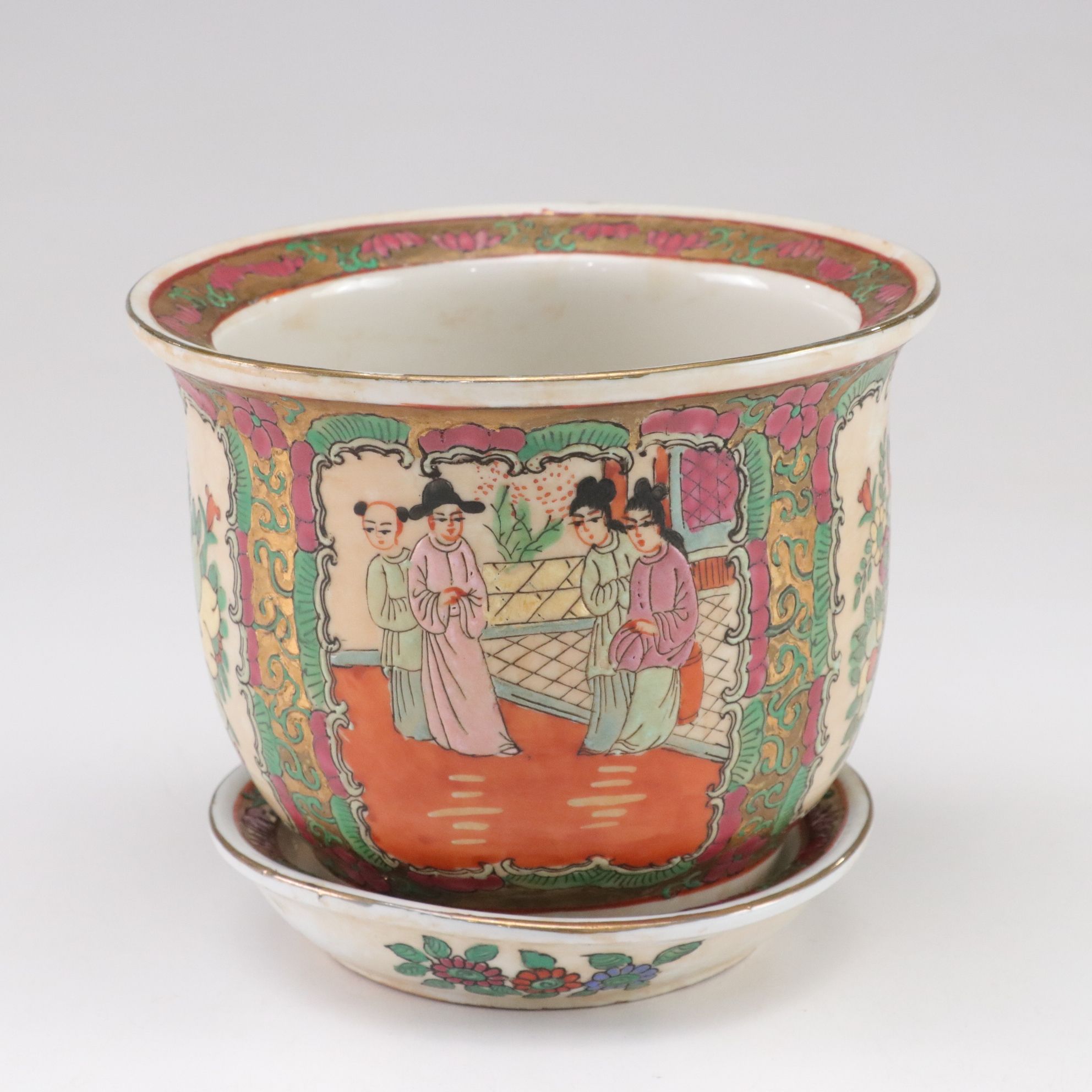 Chinese Rose Medallion Hand-Painted Pair of Cachepot Planters with Underplates