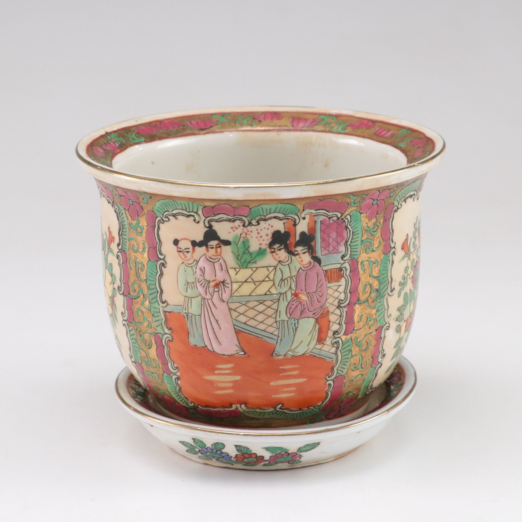 Chinese Rose Medallion Hand-Painted Pair of Cachepot Planters with Underplates