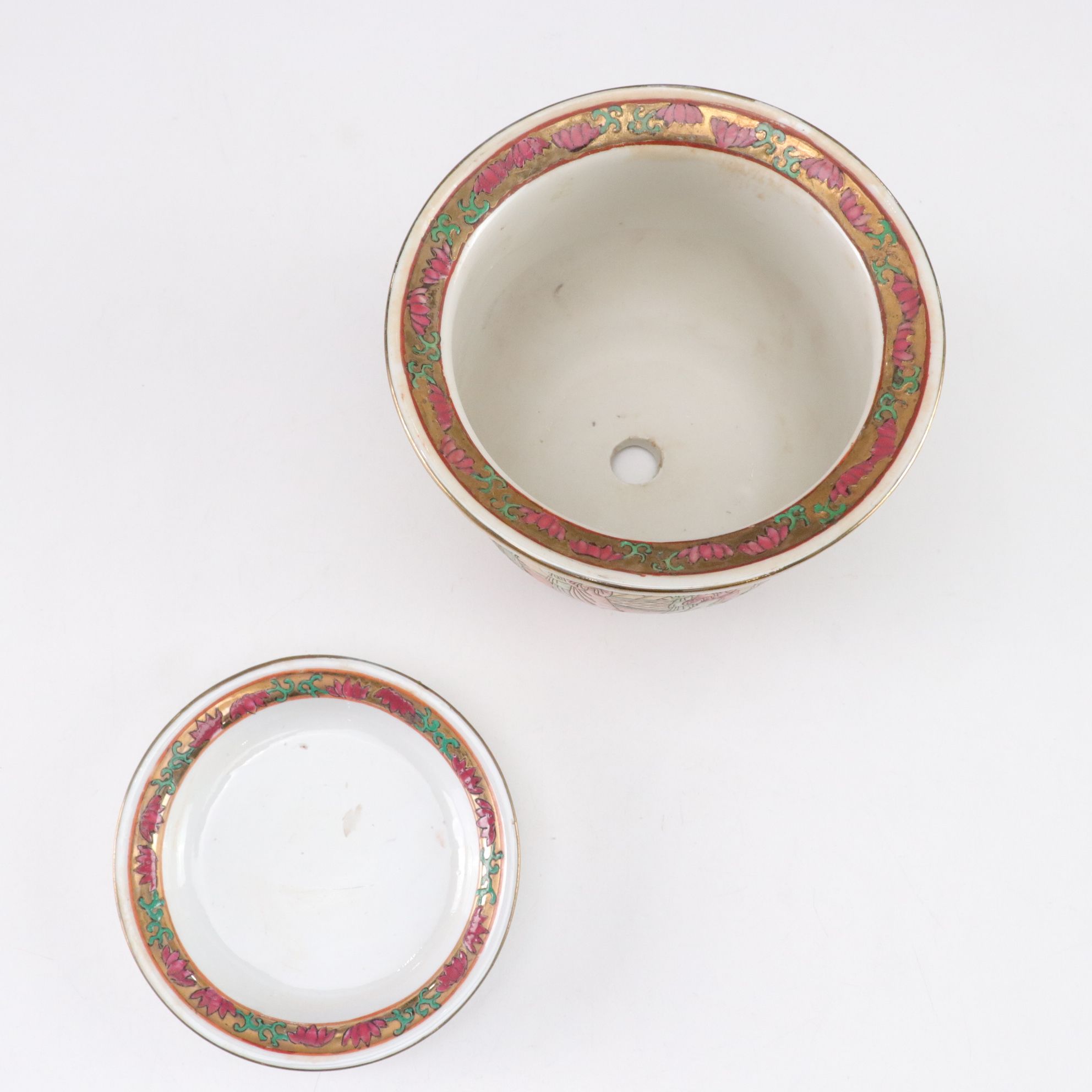 Chinese Rose Medallion Hand-Painted Pair of Cachepot Planters with Underplates