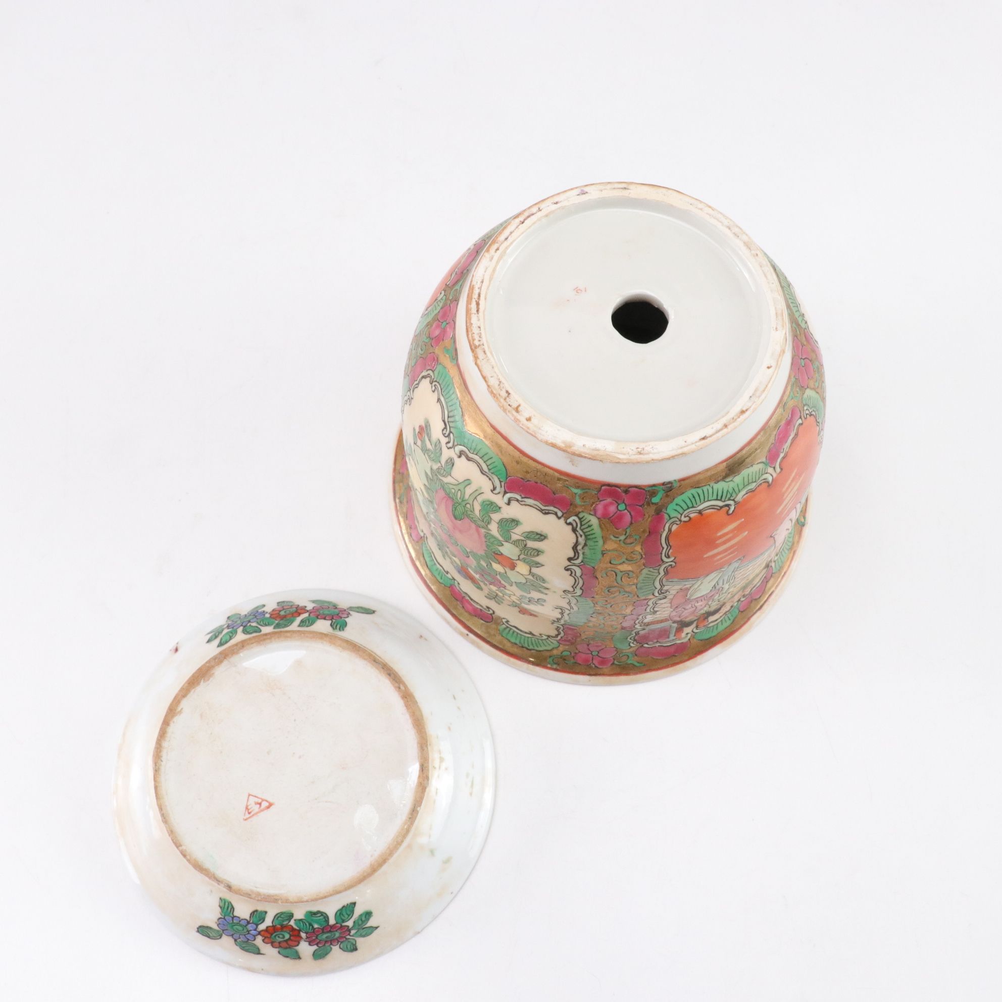 Chinese Rose Medallion Hand-Painted Pair of Cachepot Planters with Underplates