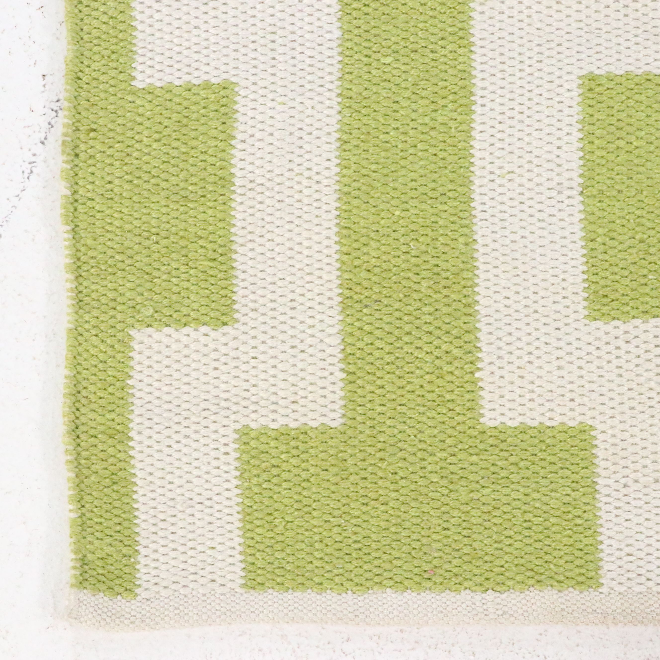 5'1 x 8'1 Handwoven Contemporary Green and White Area Rug