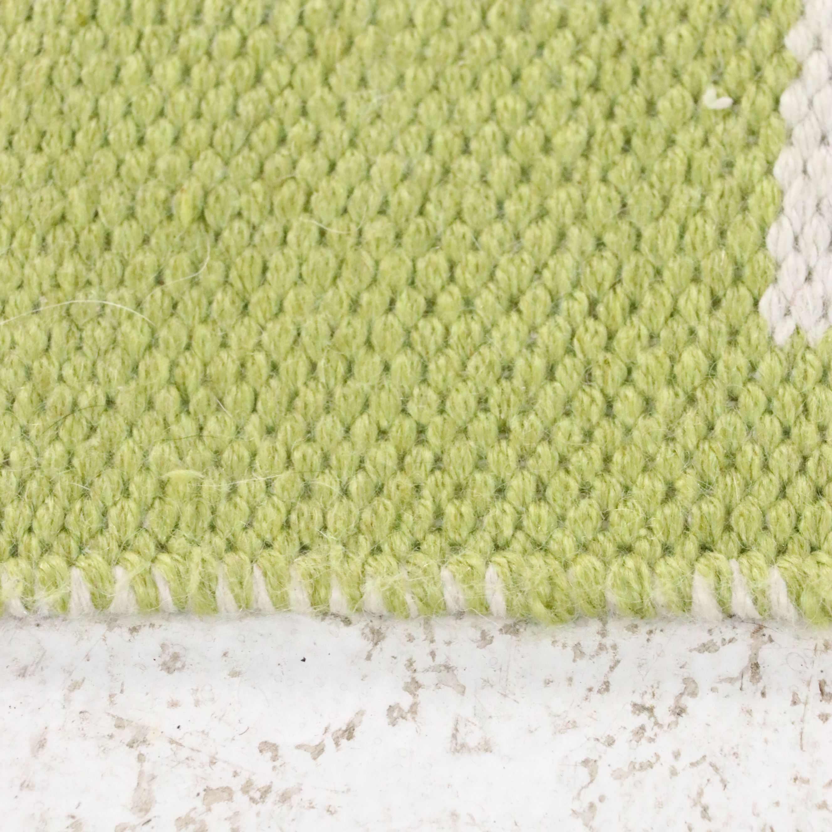 5'1 x 8'1 Handwoven Contemporary Green and White Area Rug