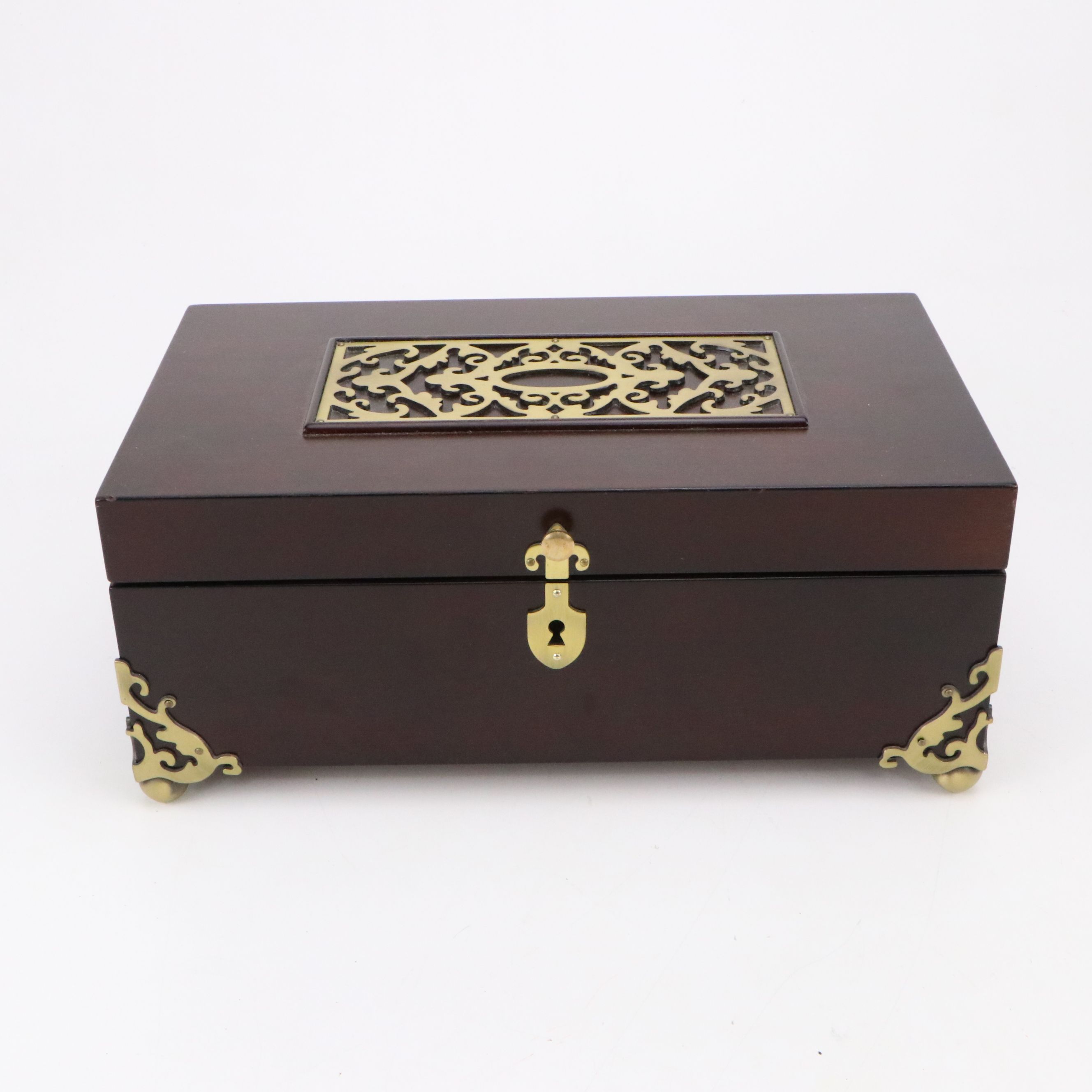 Victorian Style Flying Pendulum Clock with Other Boxes and Decor