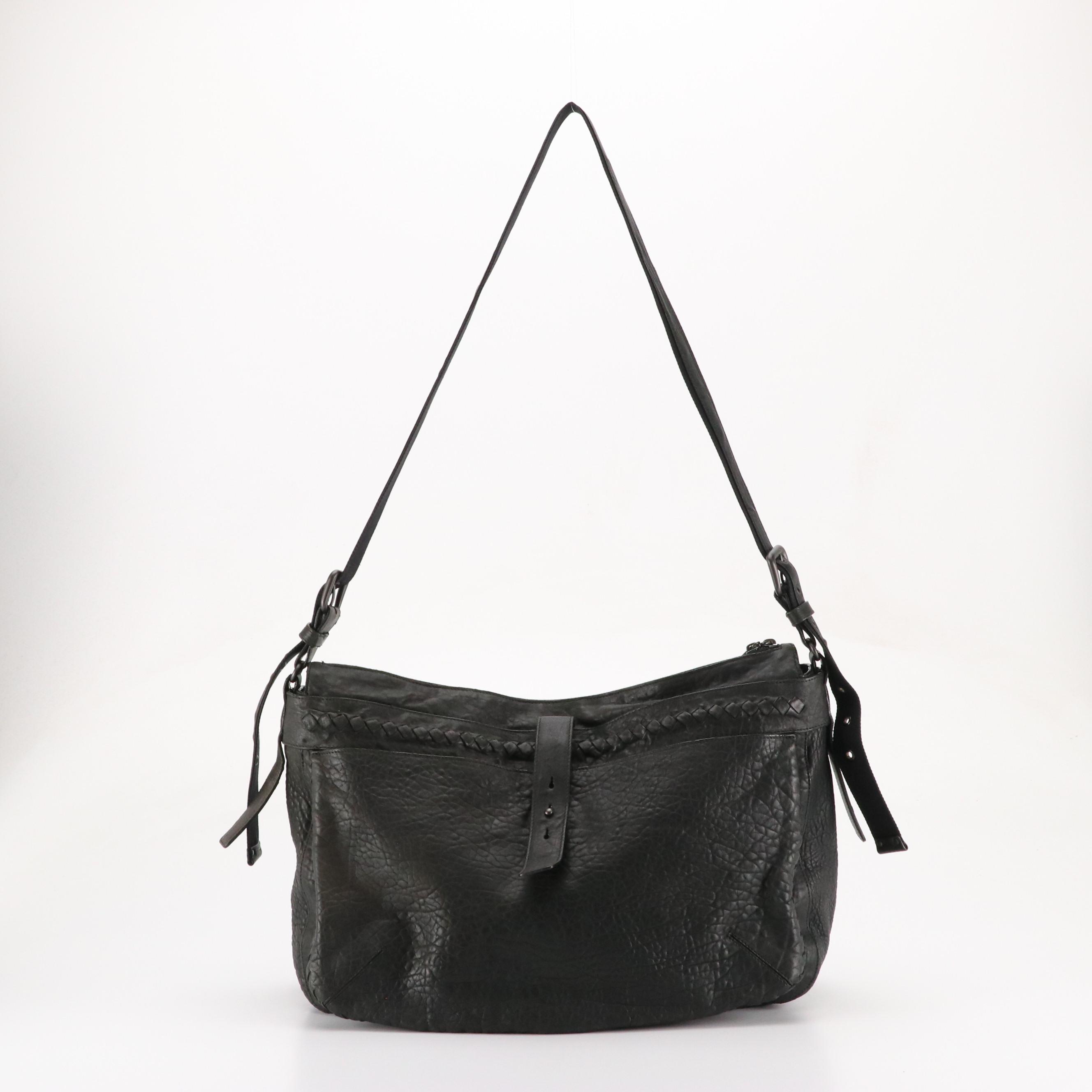 Bottega Veneta Crossbody Messenger Bag in Black Grained Cervo Leather