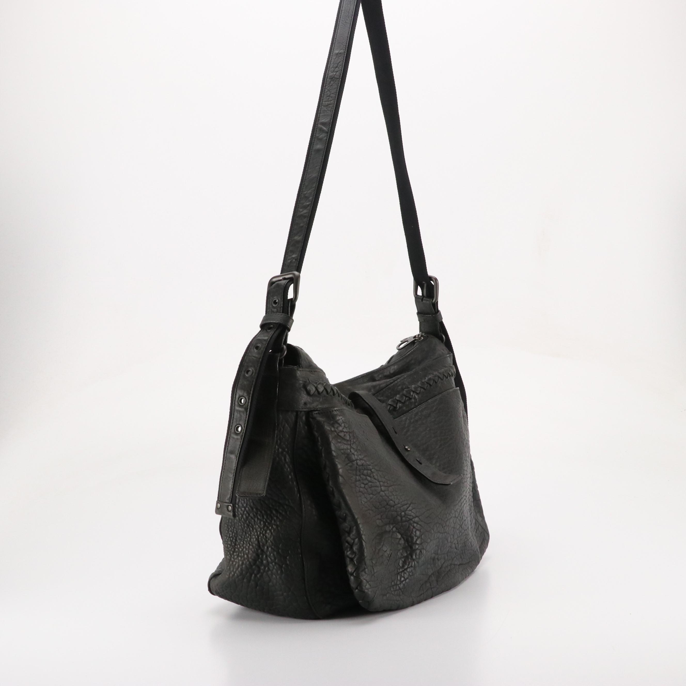 Bottega Veneta Crossbody Messenger Bag in Black Grained Cervo Leather