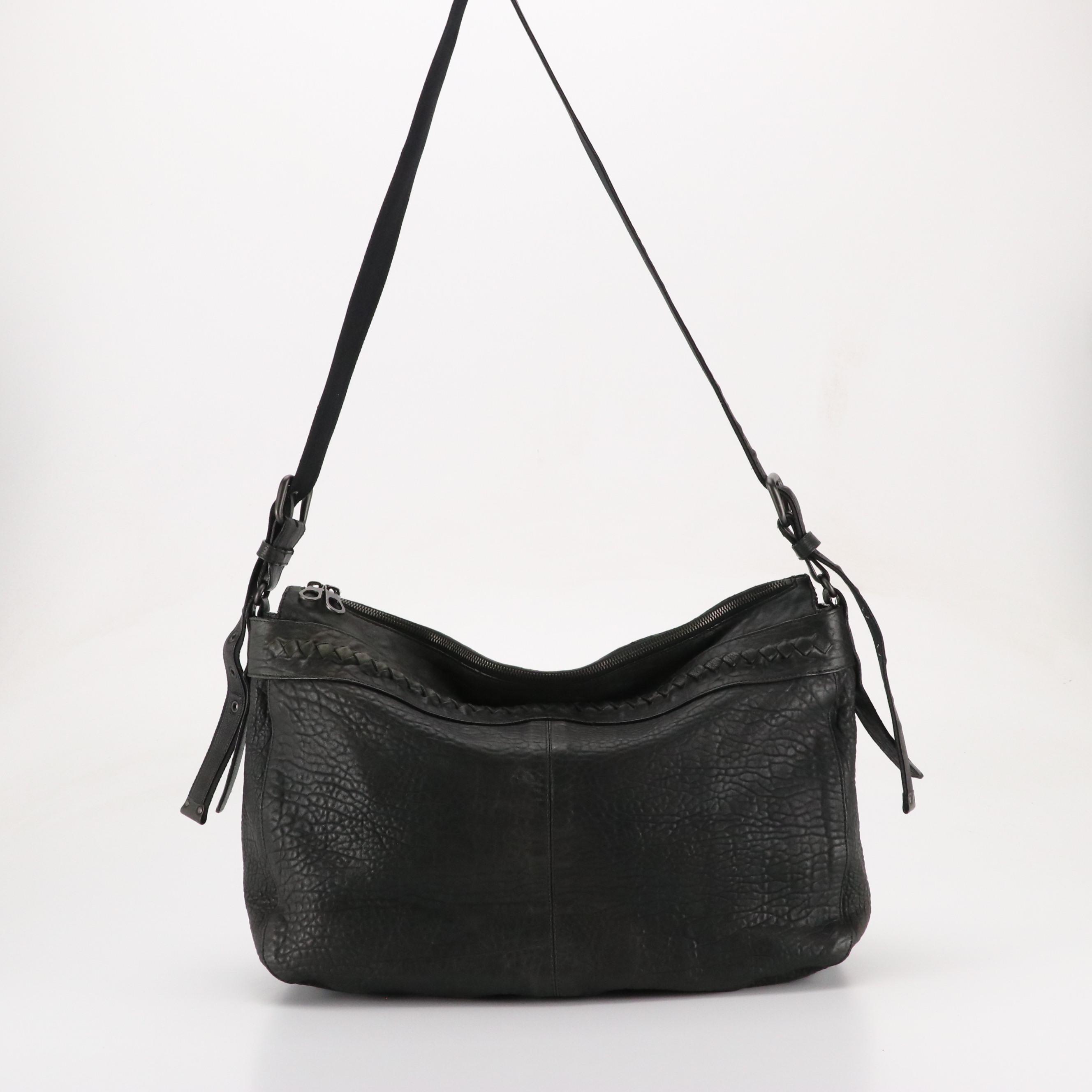 Bottega Veneta Crossbody Messenger Bag in Black Grained Cervo Leather