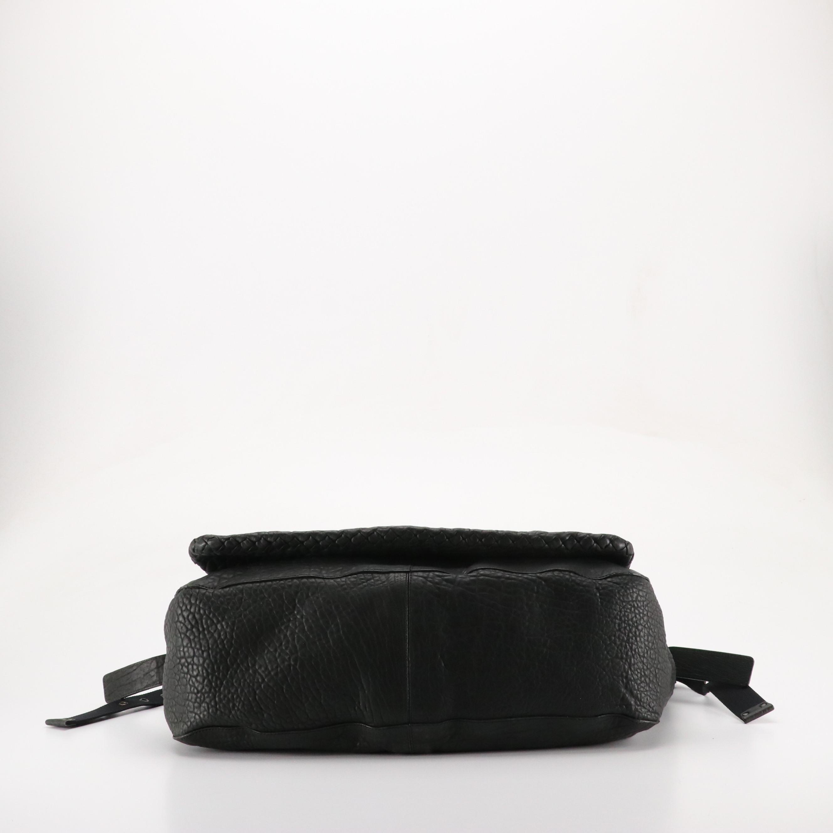 Bottega Veneta Crossbody Messenger Bag in Black Grained Cervo Leather