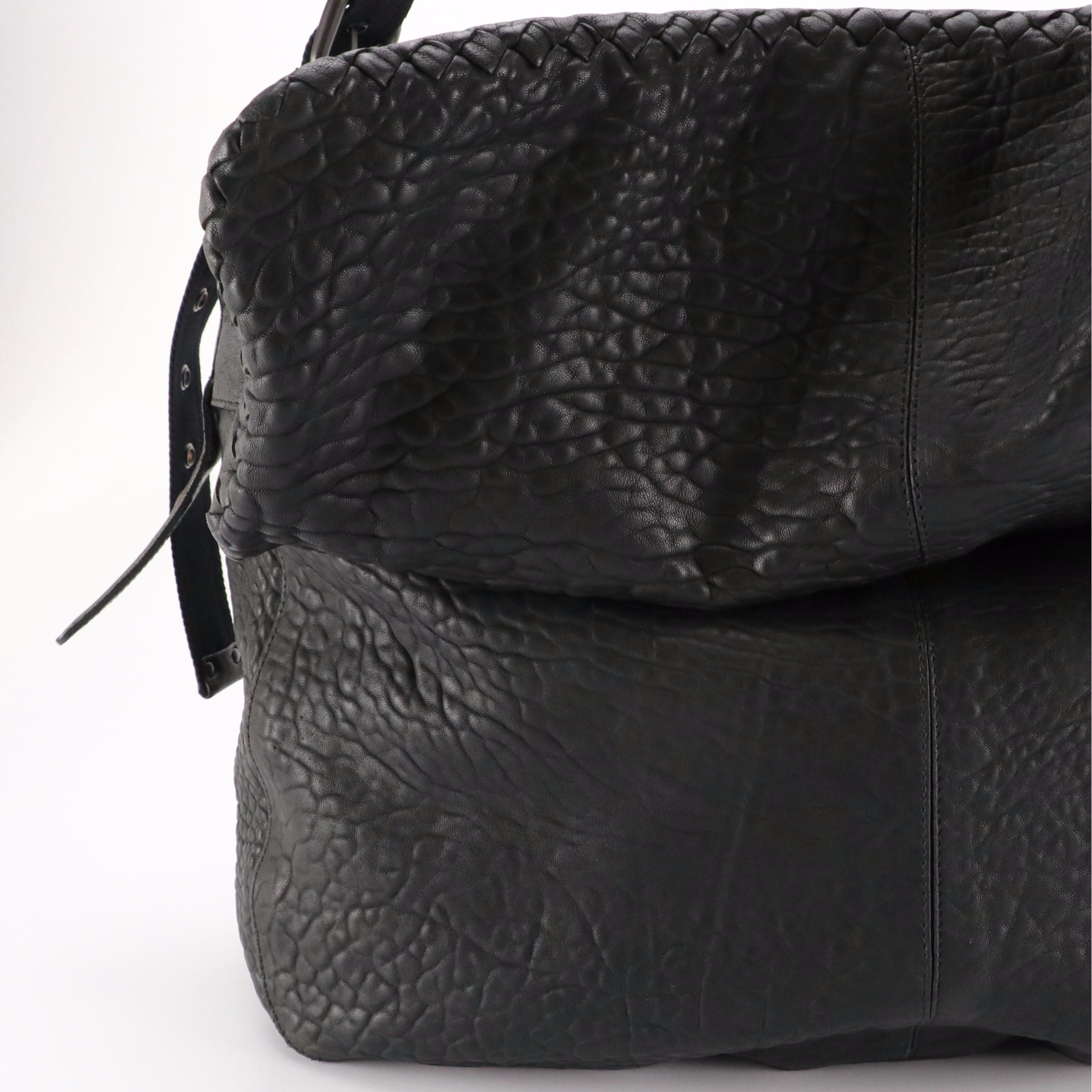 Bottega Veneta Crossbody Messenger Bag in Black Grained Cervo Leather