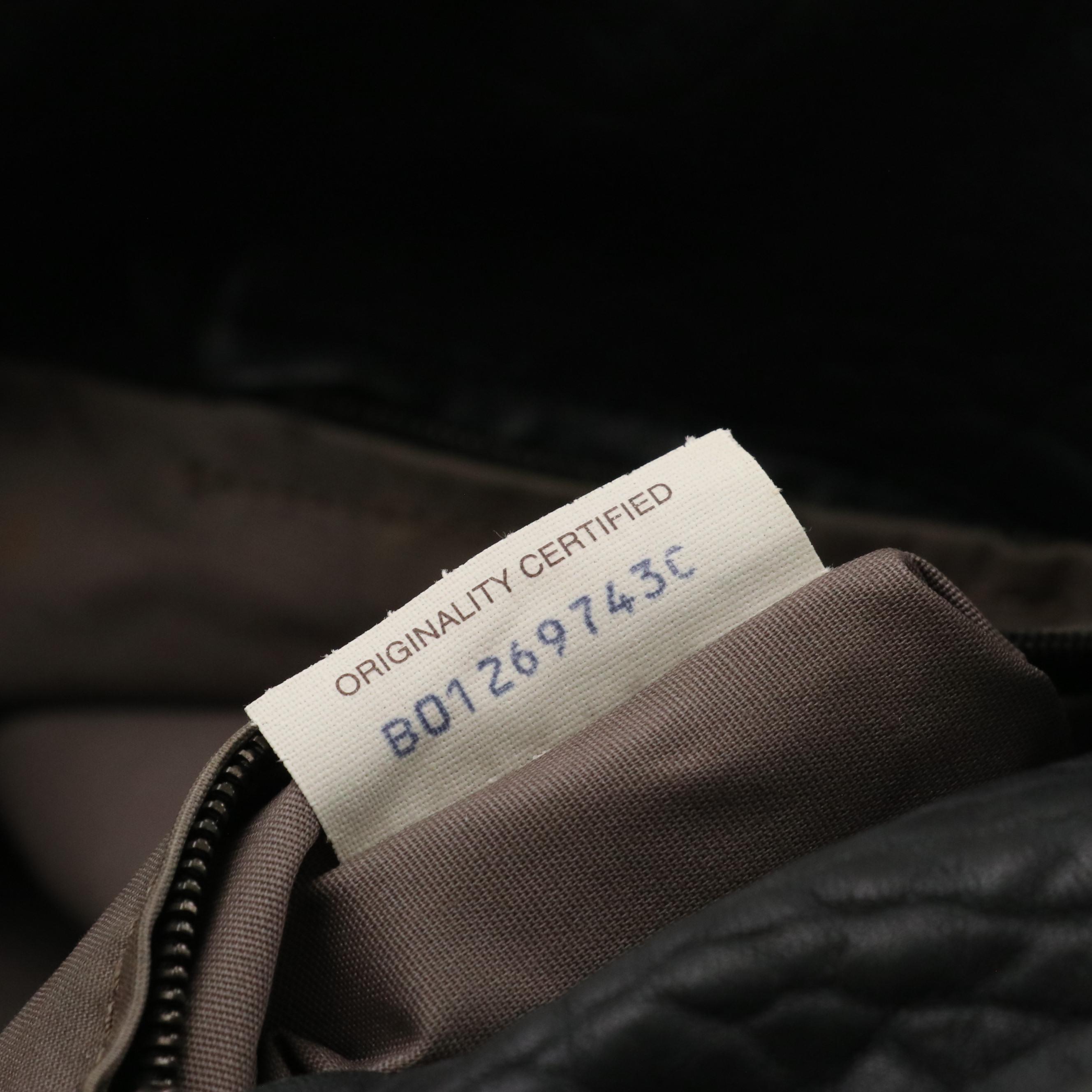 Bottega Veneta Crossbody Messenger Bag in Black Grained Cervo Leather