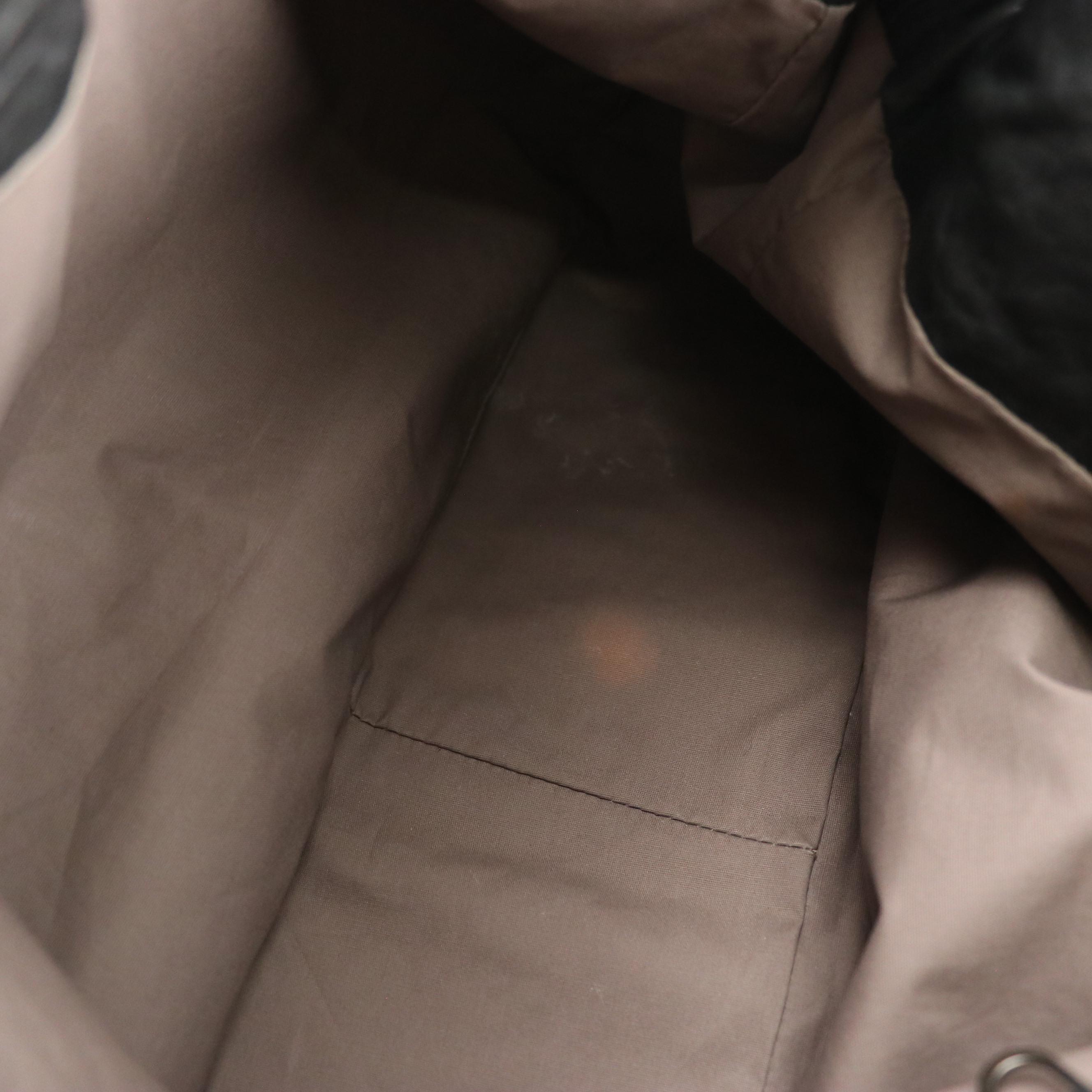 Bottega Veneta Crossbody Messenger Bag in Black Grained Cervo Leather