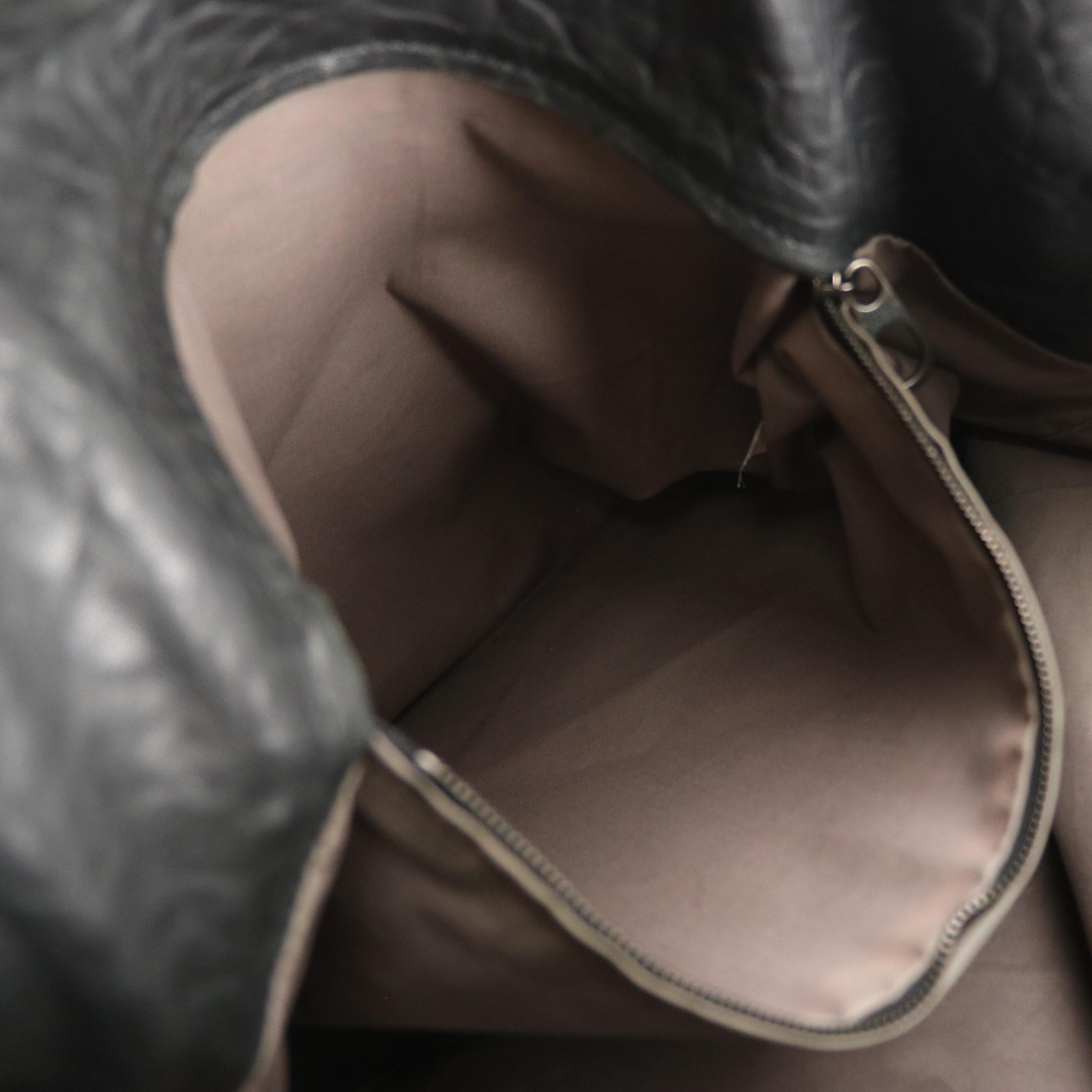 Bottega Veneta Crossbody Messenger Bag in Black Grained Cervo Leather