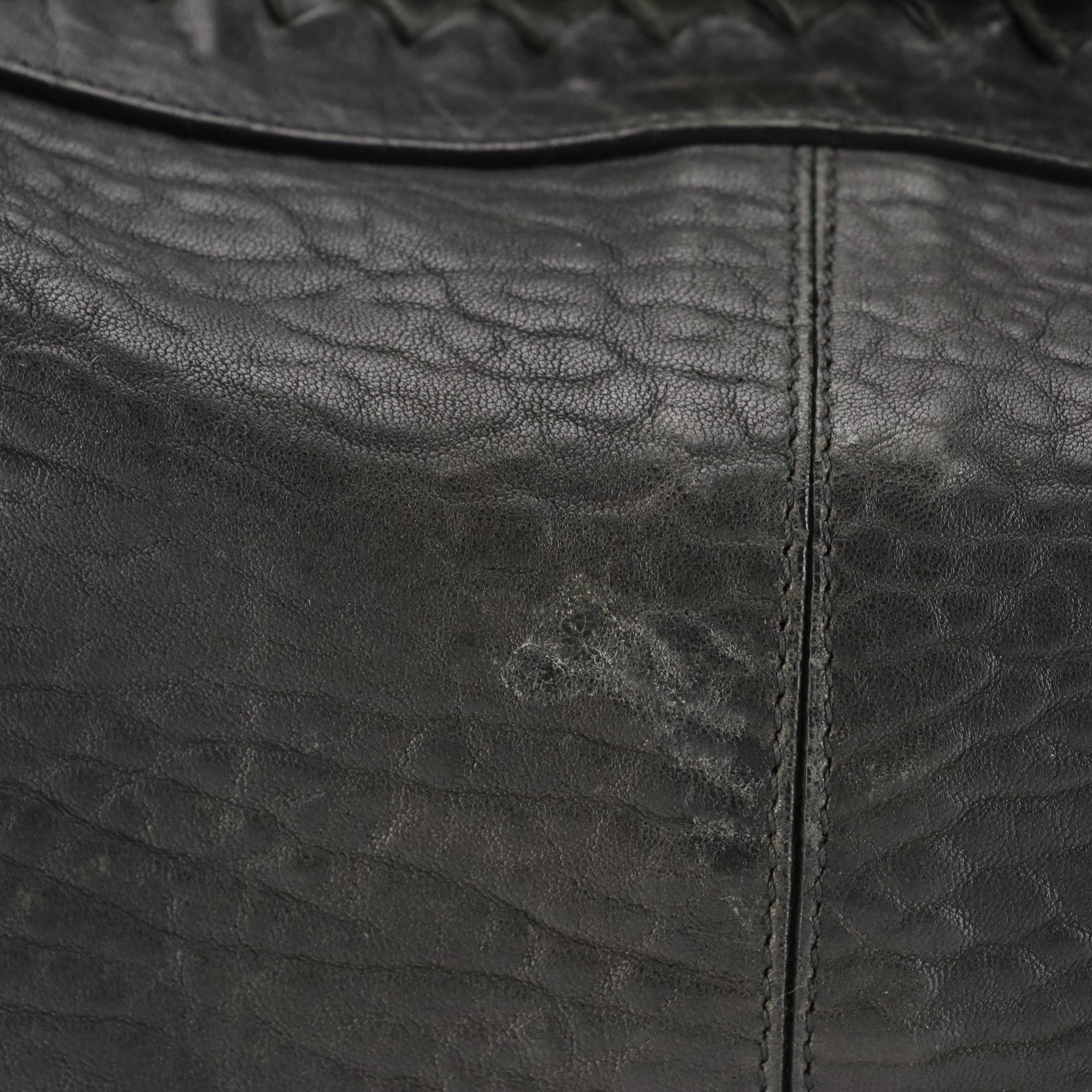 Bottega Veneta Crossbody Messenger Bag in Black Grained Cervo Leather