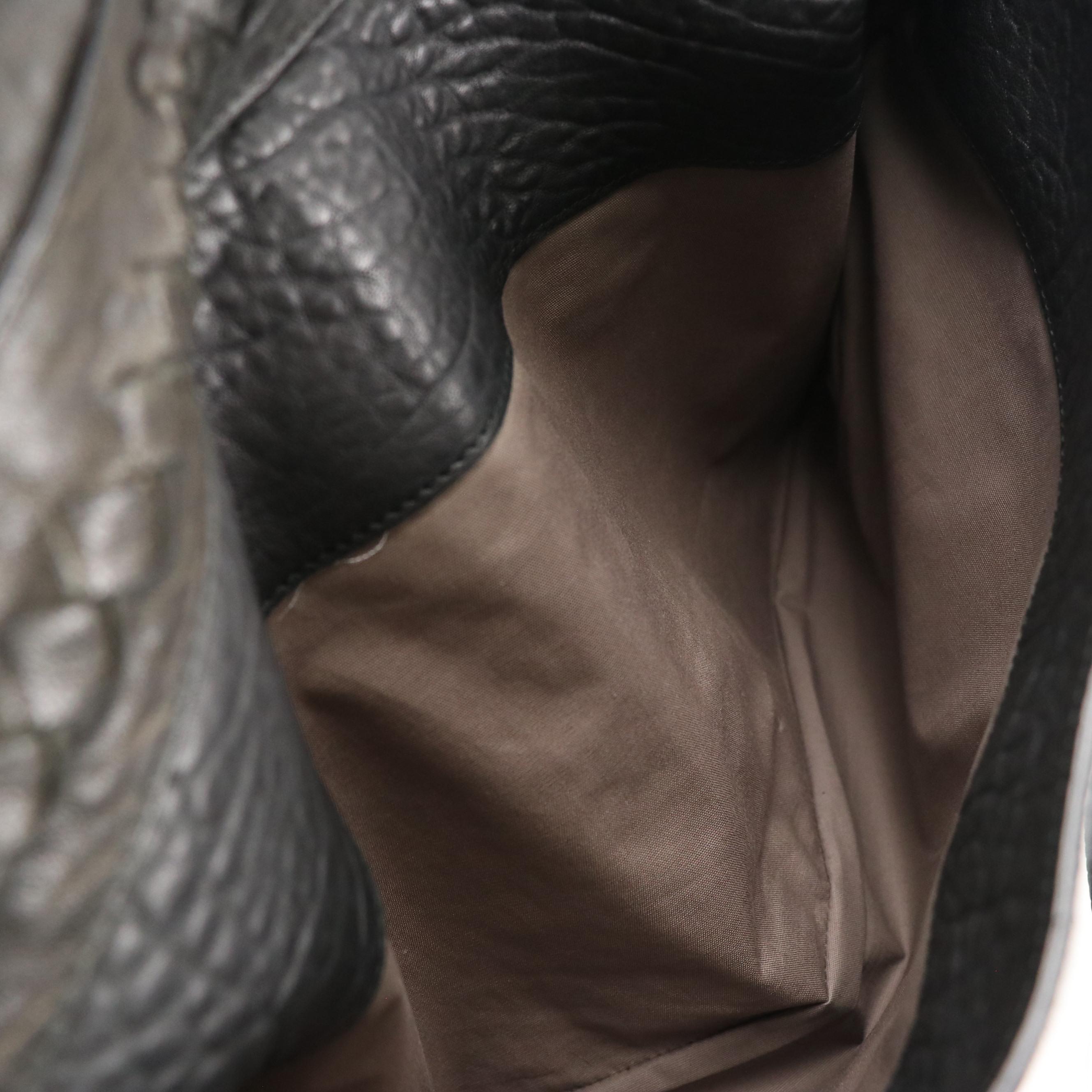 Bottega Veneta Crossbody Messenger Bag in Black Grained Cervo Leather