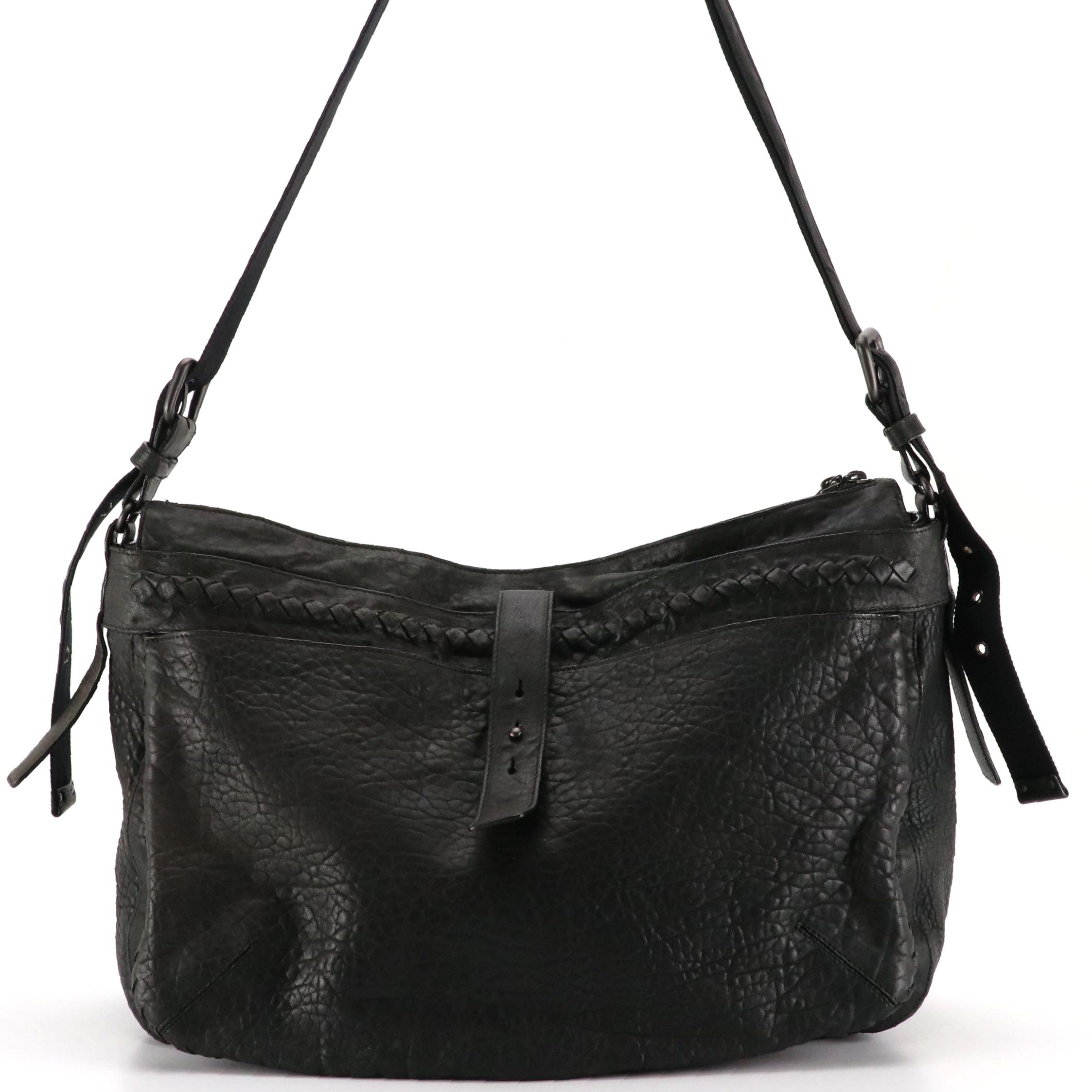 Bottega Veneta Crossbody Messenger Bag in Black Grained Cervo Leather