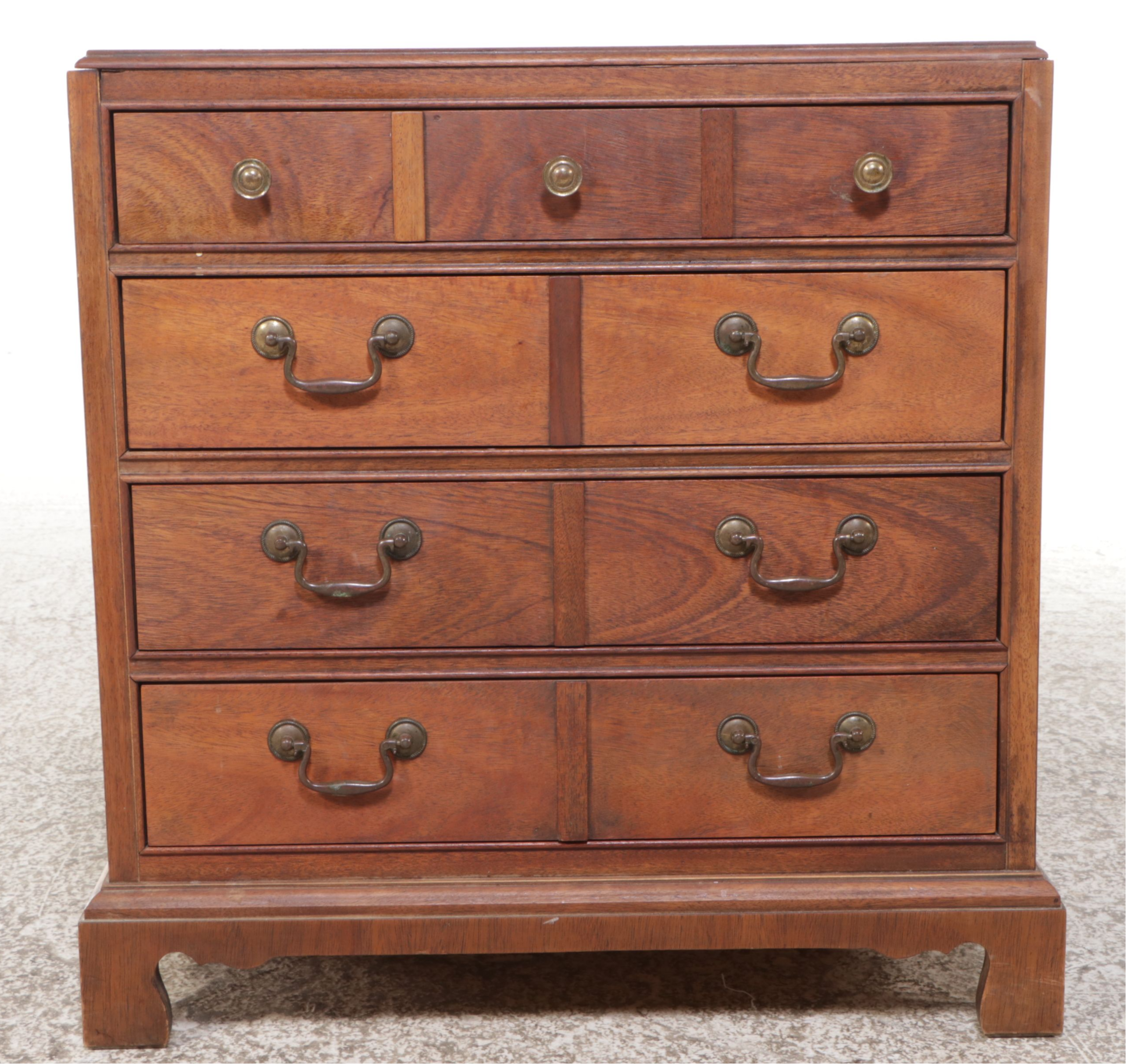 Georgian Style Walnut Chest of Drawers, 20th Century