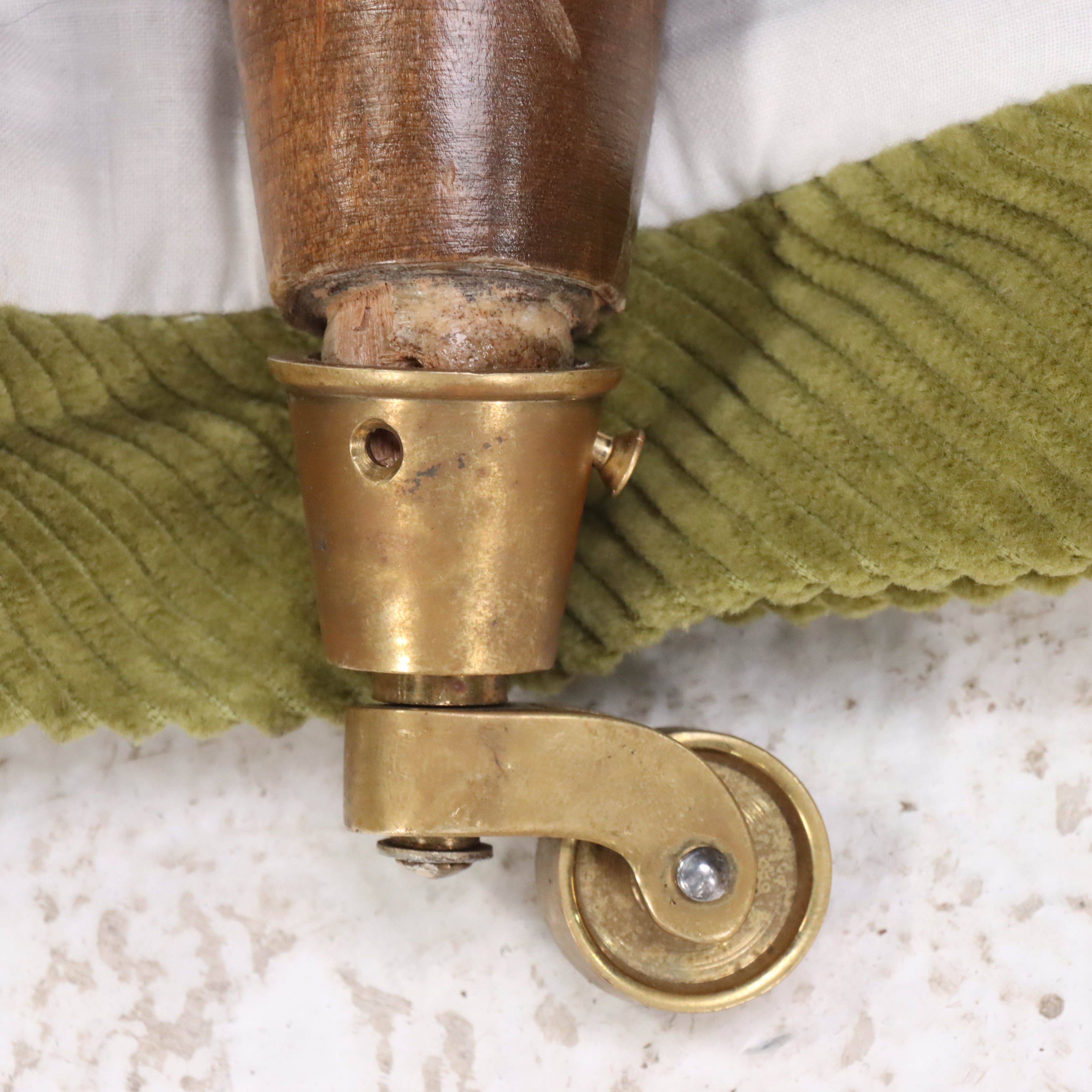 Edwardian Beech Wood Chaise Lounge in Green Corduroy